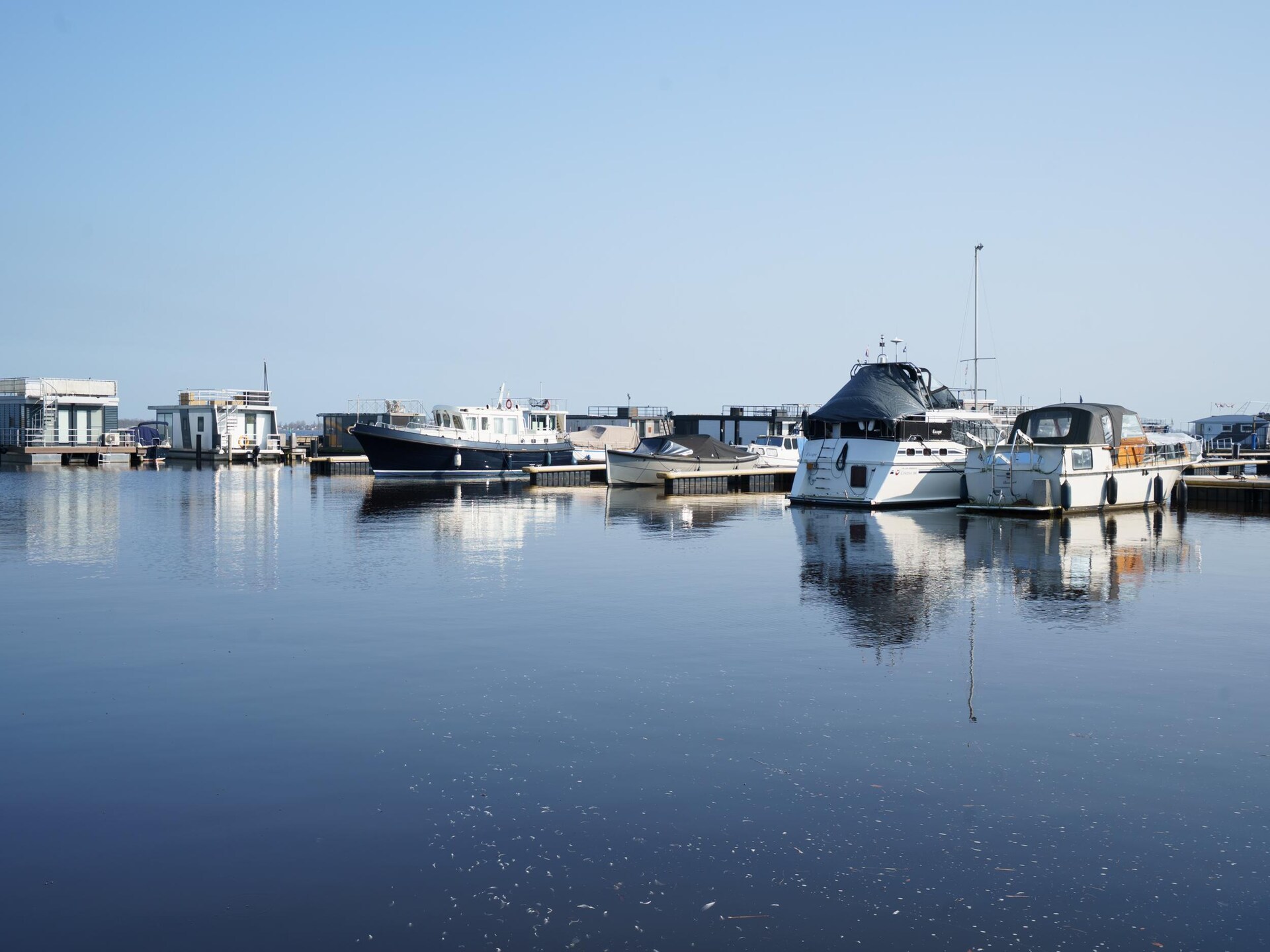 Woonboot Meerzicht: sfeervol vakantieverblijf aan het water in Friesland - foto 20