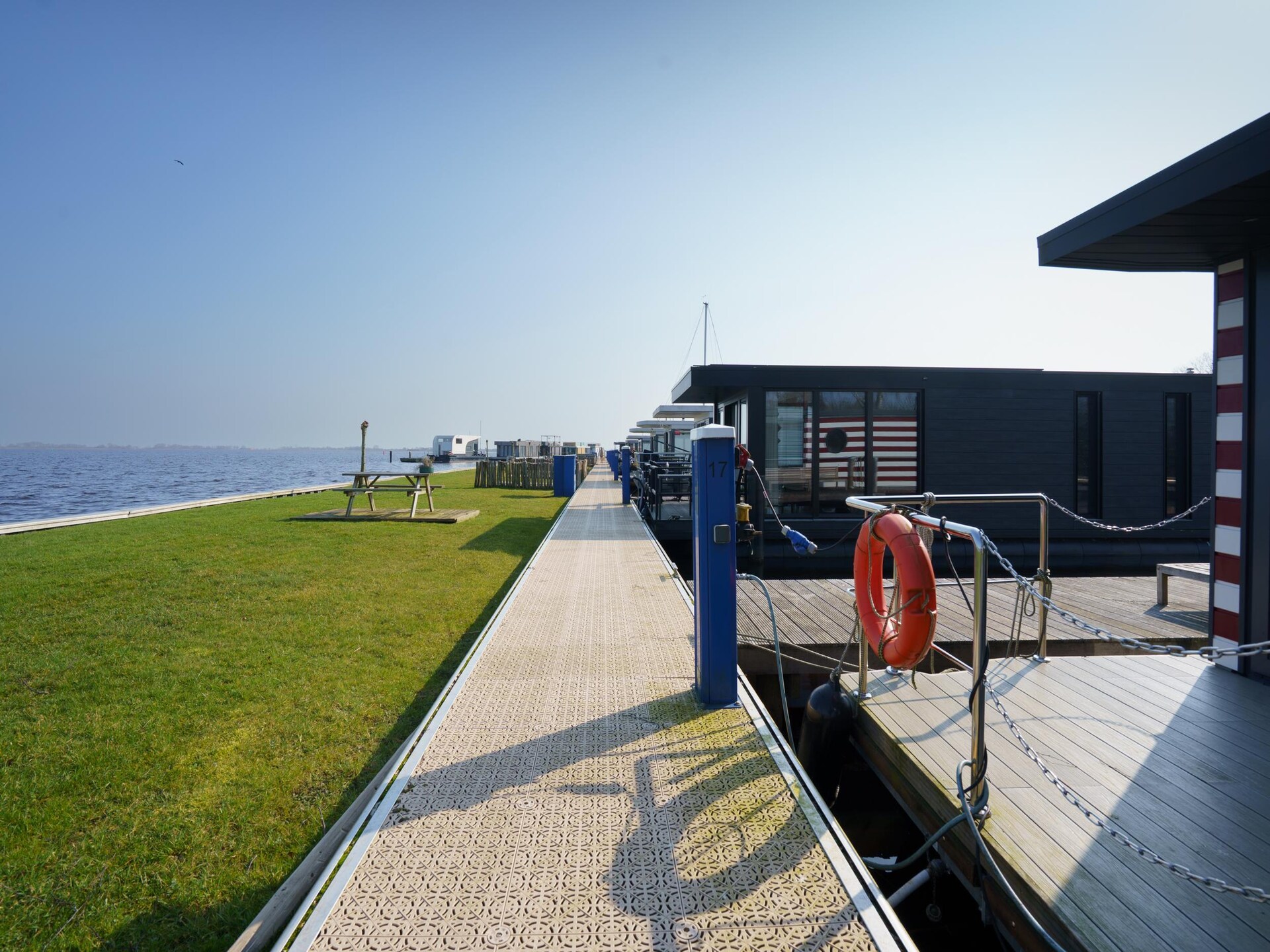 Woonboot Meerzicht: sfeervol vakantieverblijf aan het water in Friesland - foto 21