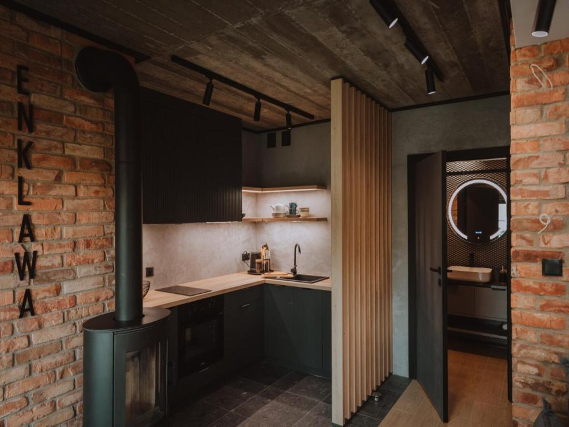 Modern vakantiehuis met privé jacuzzi aan het meer in Kasjoebië - foto 10