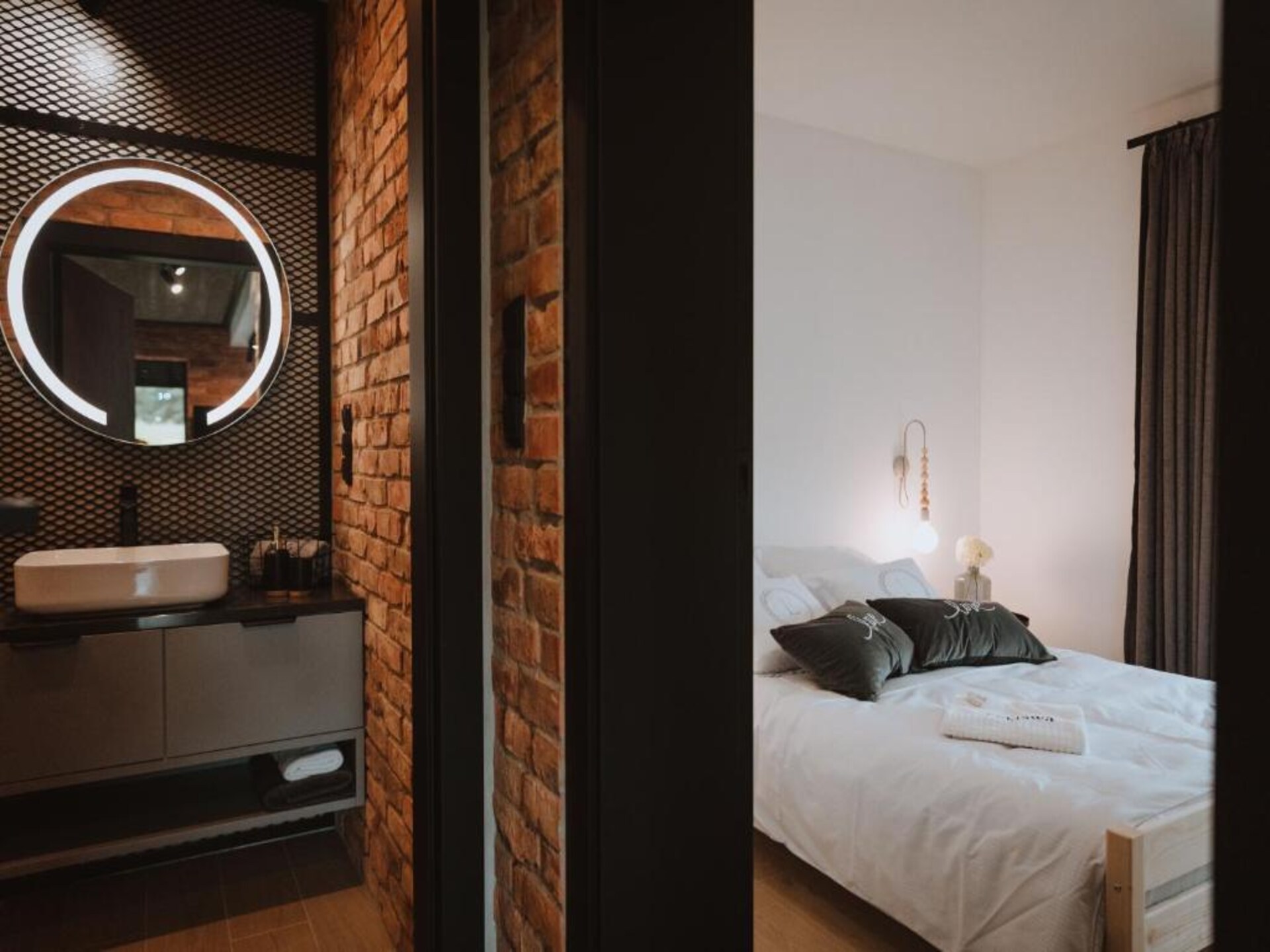 Modern vakantiehuis met privé jacuzzi aan het meer in Kasjoebië - foto 16