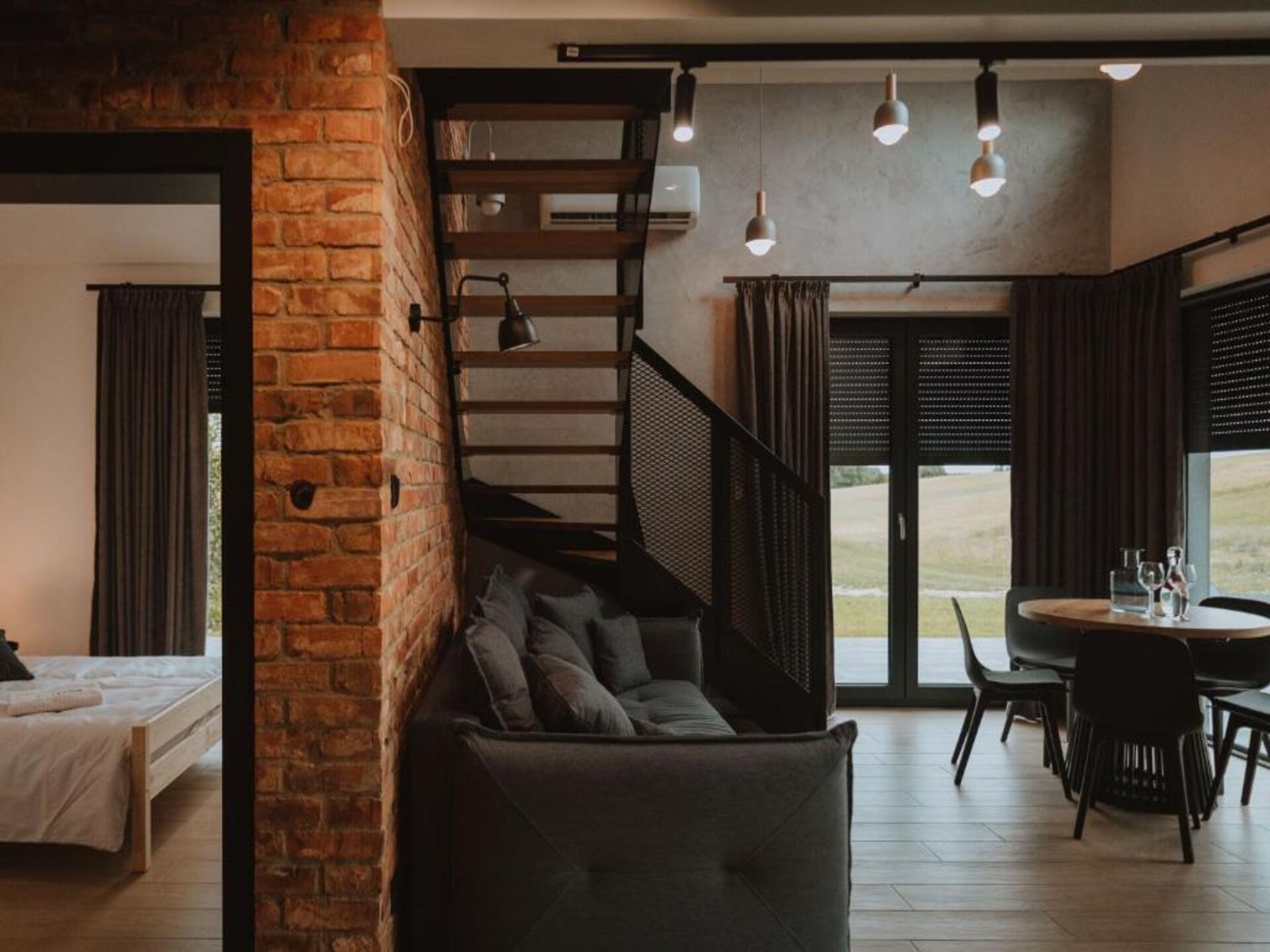 Modern vakantiehuis met privé jacuzzi aan het meer in Kasjoebië - foto 6