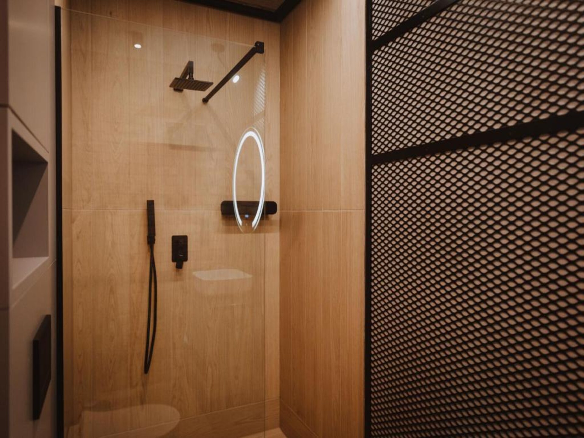 Modern vakantiehuis met privé jacuzzi aan het meer in Kasjoebië - foto 23