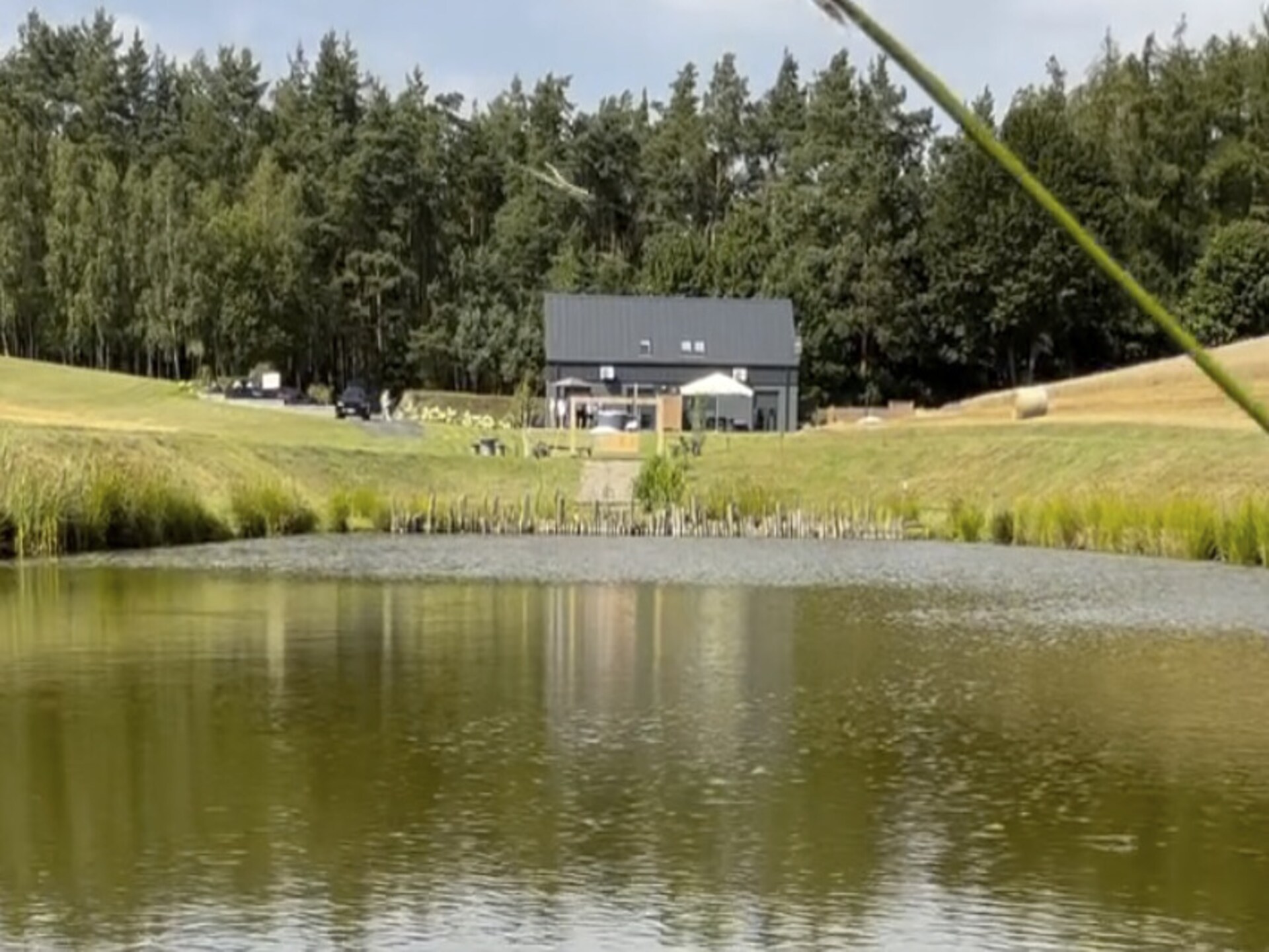 Modern vakantiehuis met privé jacuzzi aan het meer in Kasjoebië - foto 33