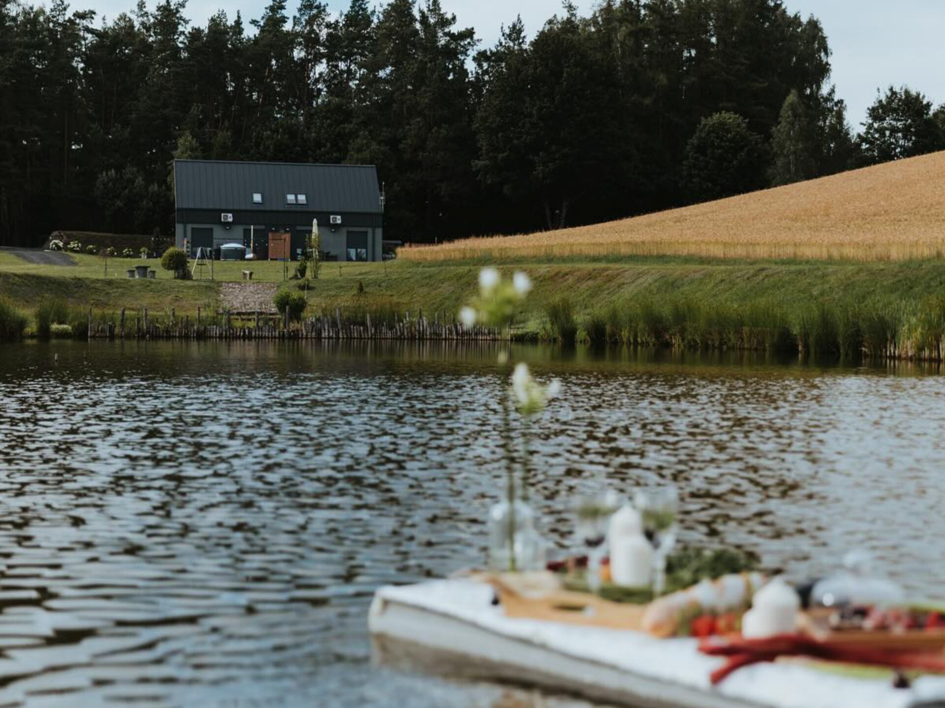 Modern vakantiehuis met privé jacuzzi aan het meer in Kasjoebië - foto 32