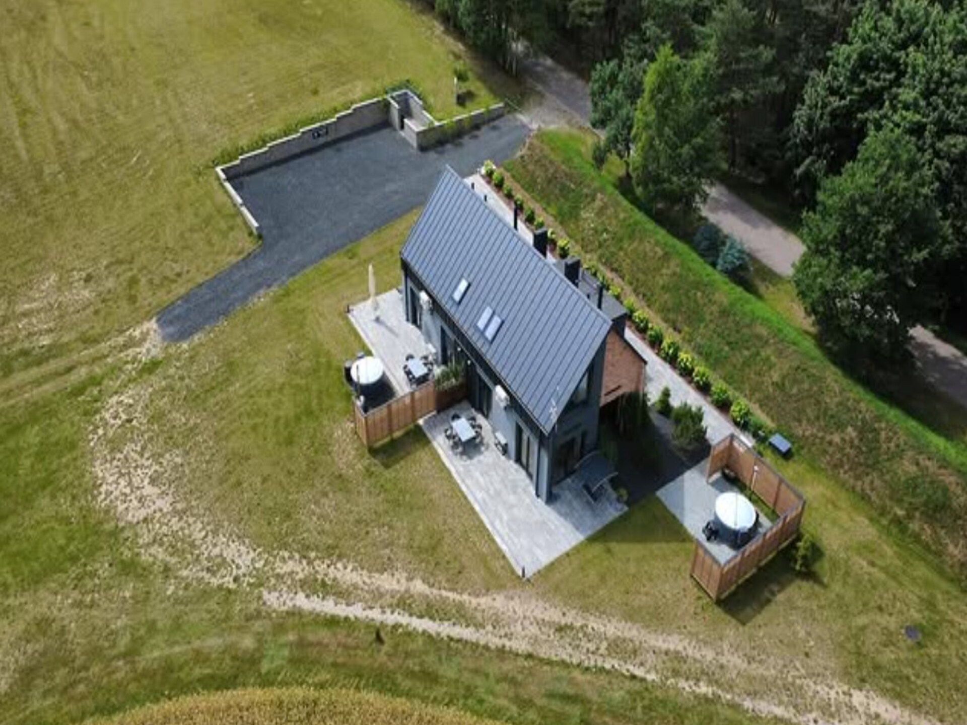 Modern vakantiehuis met privé jacuzzi aan het meer in Kasjoebië - foto 27