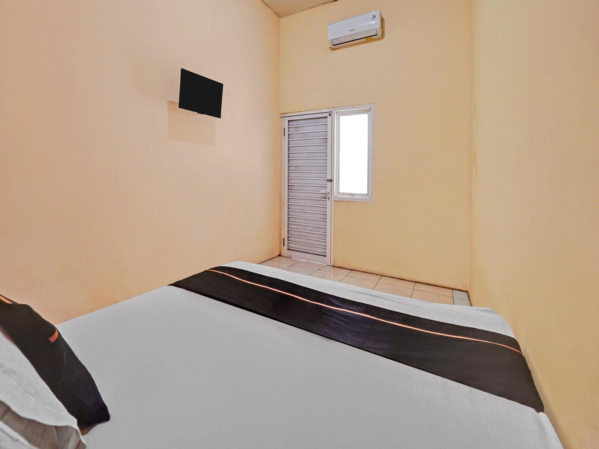 Knusse standaard kamer voor 2 in Surabaya met WiFi & parkeren - foto 9