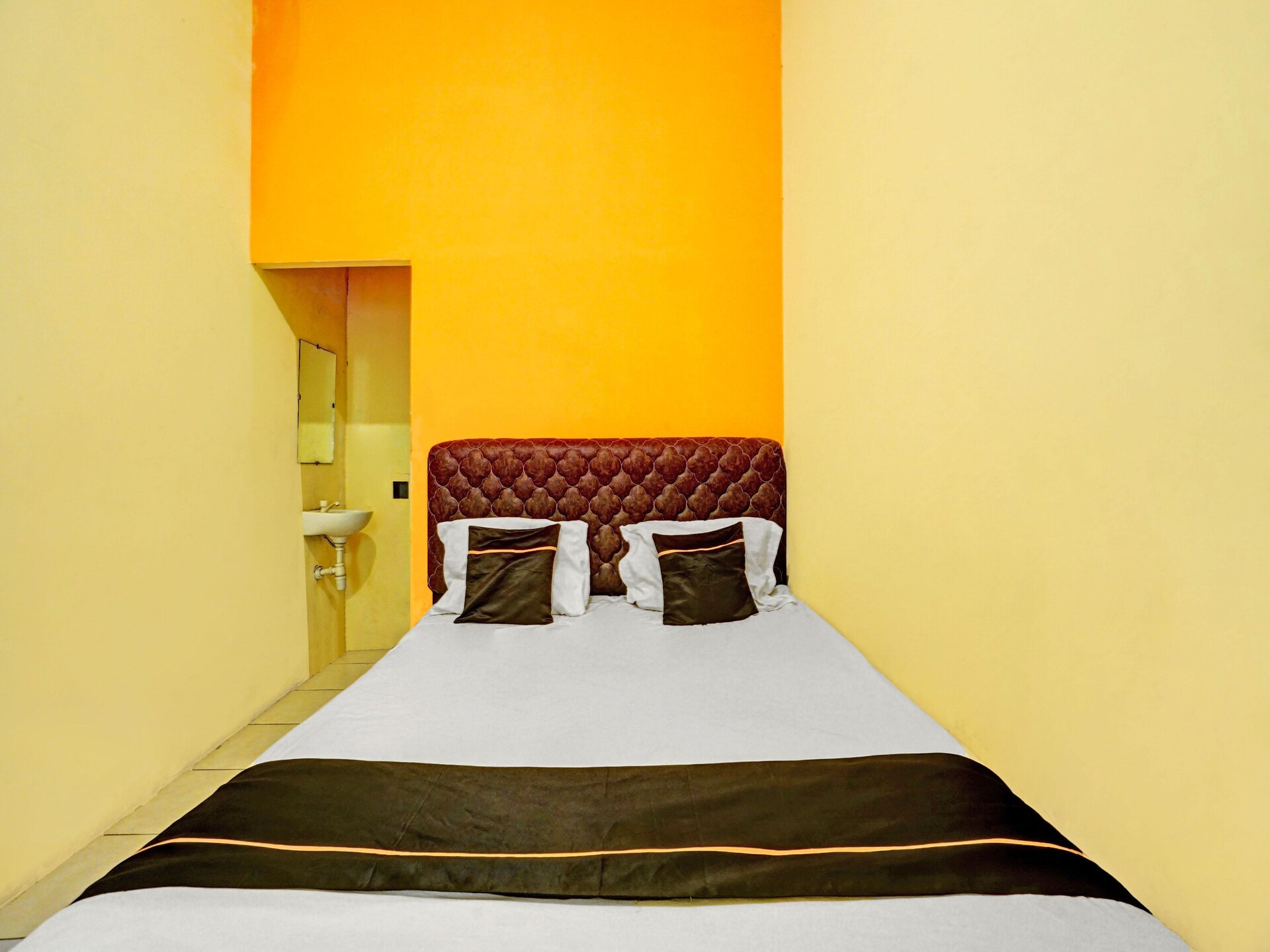 Knusse standaard kamer voor 2 in Surabaya met WiFi & parkeren - foto 4
