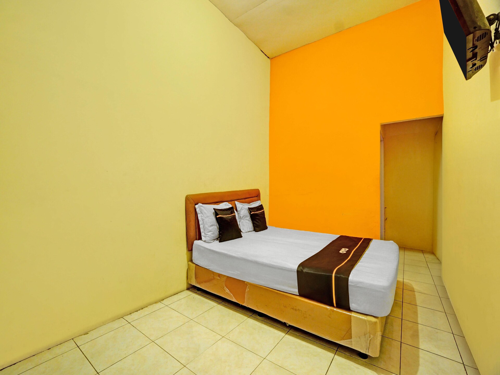Knusse standaard kamer voor 2 in Surabaya met WiFi & parkeren - foto 3