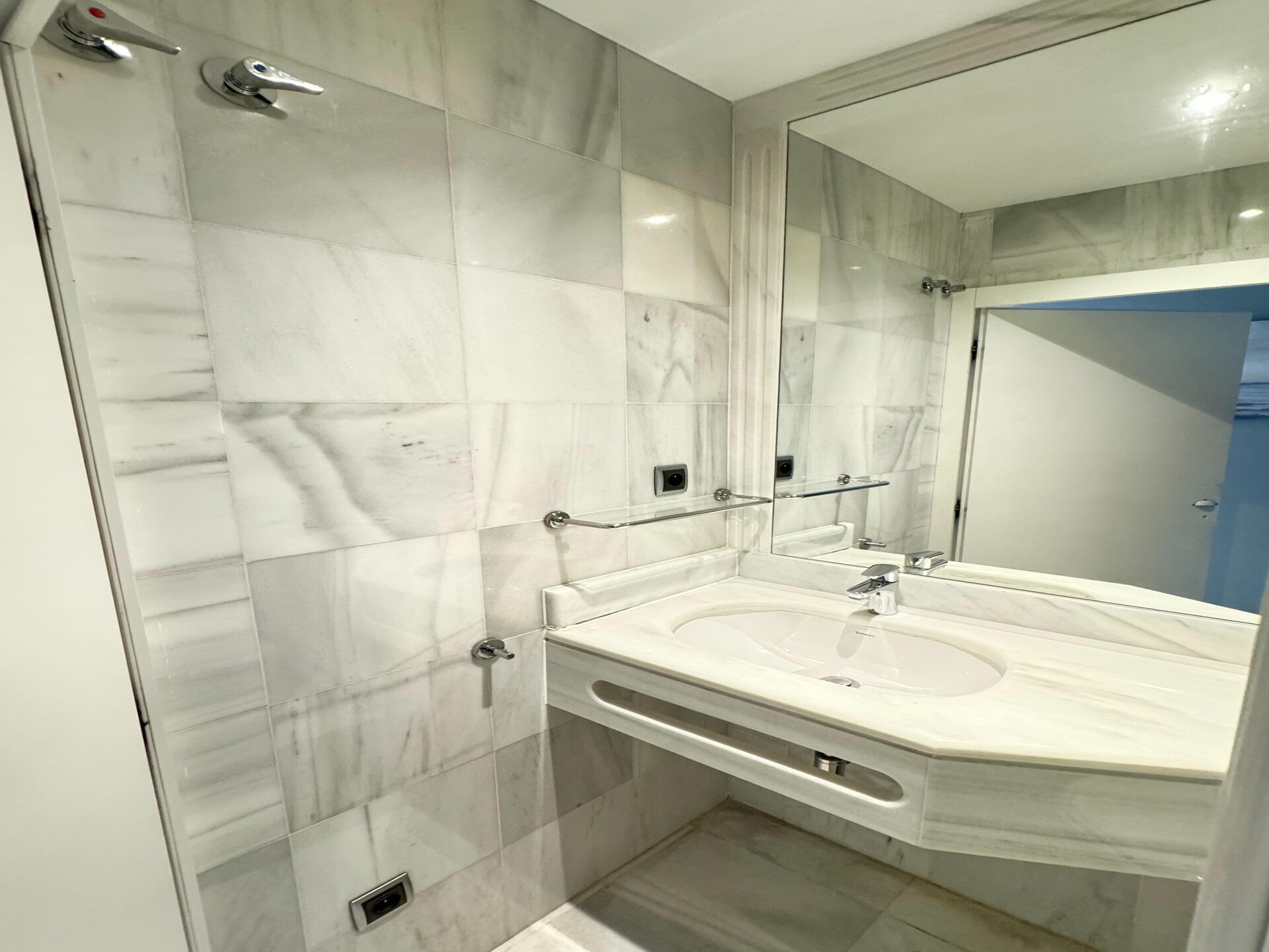 Ruim luxe appartement met 3 slaapkamers in het centrum van Antwerpen - foto 12