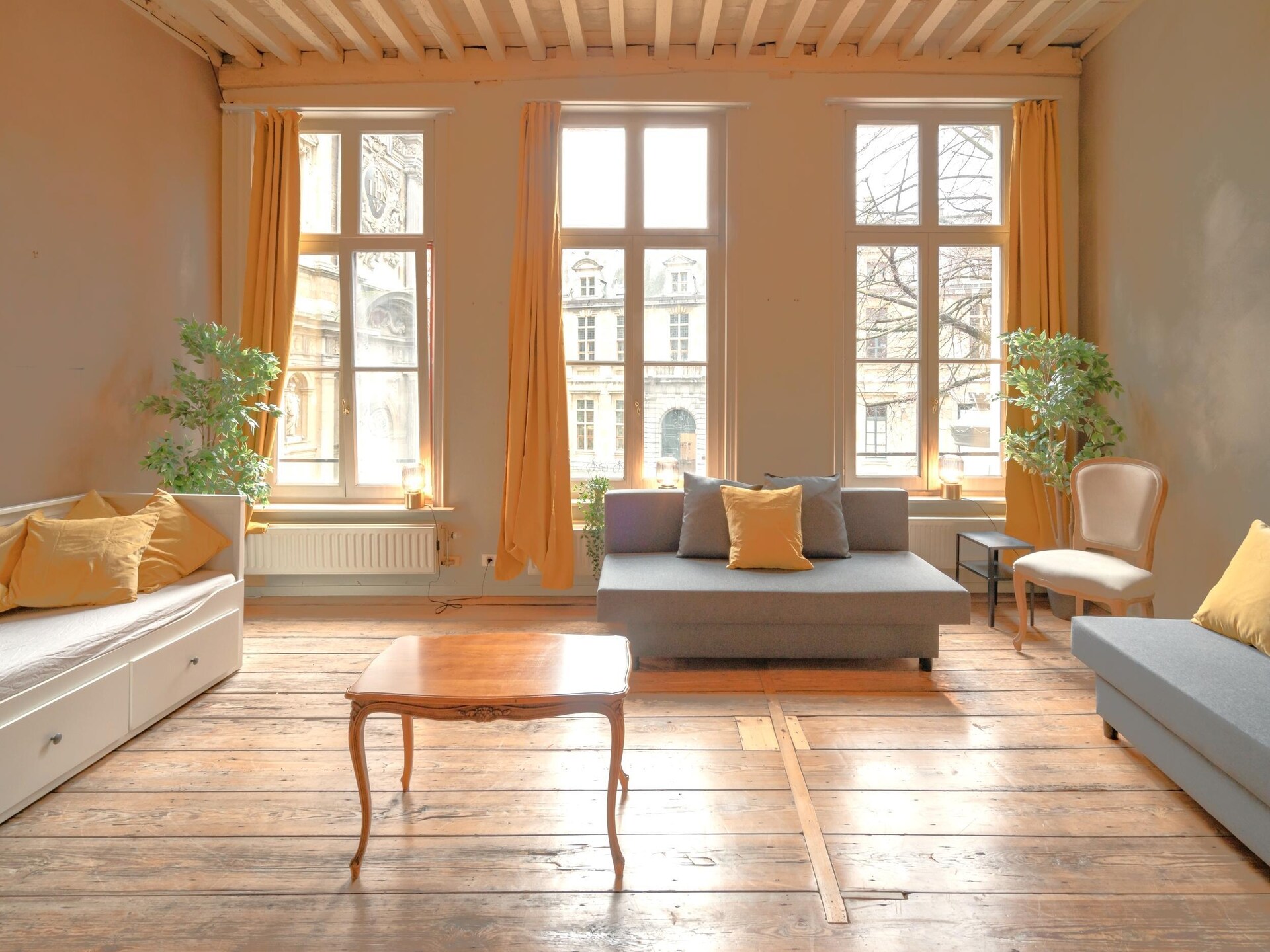 Ruim 4-persoons duplexappartement op levendig plein in Antwerpen - foto 1
