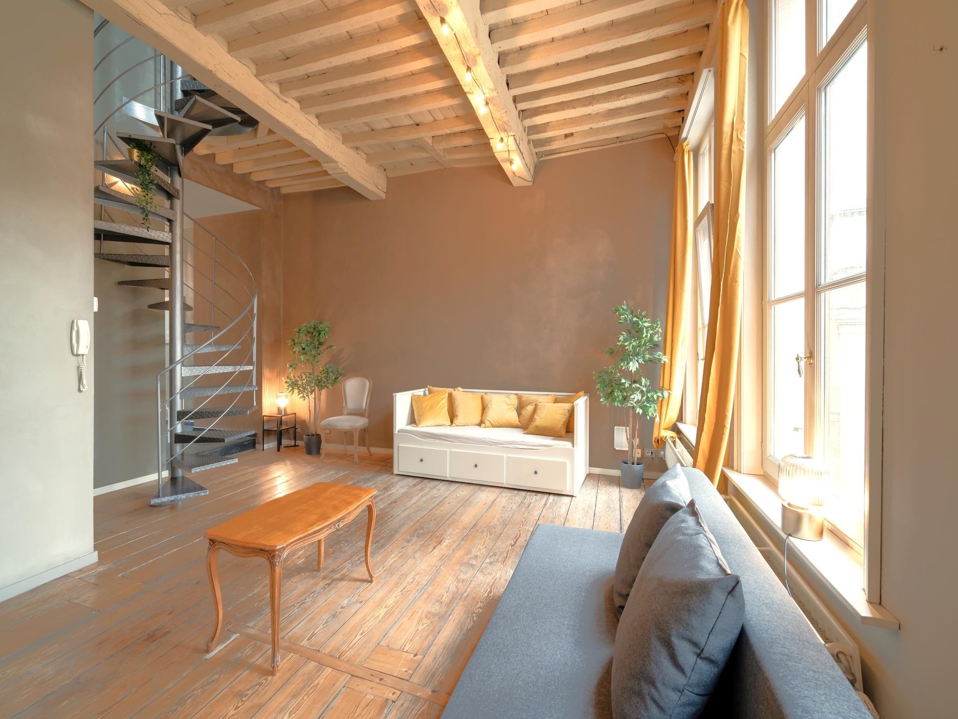 Ruim 4-persoons duplexappartement op levendig plein in Antwerpen - foto 16