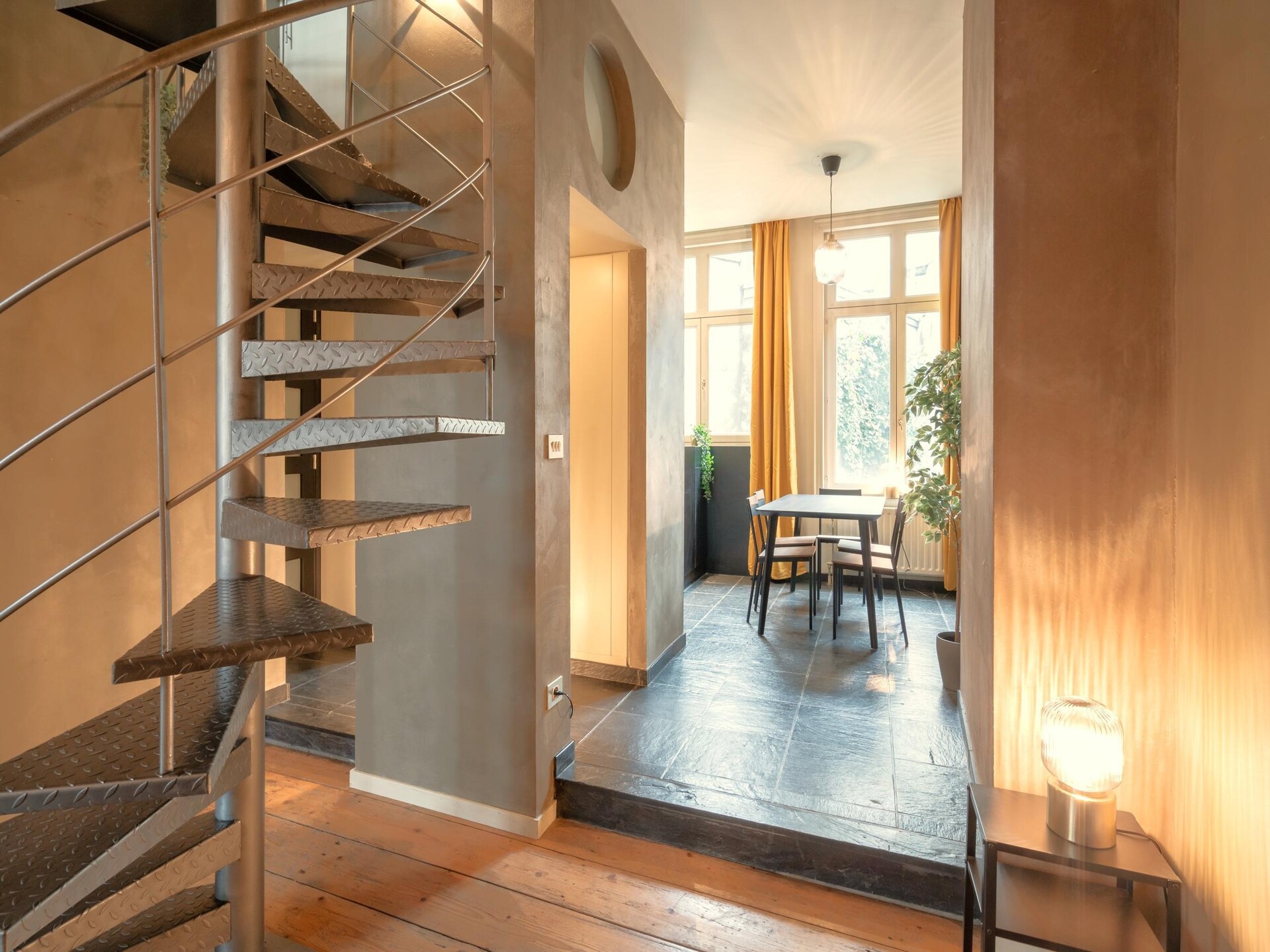 Ruim 4-persoons duplexappartement op levendig plein in Antwerpen - foto 4