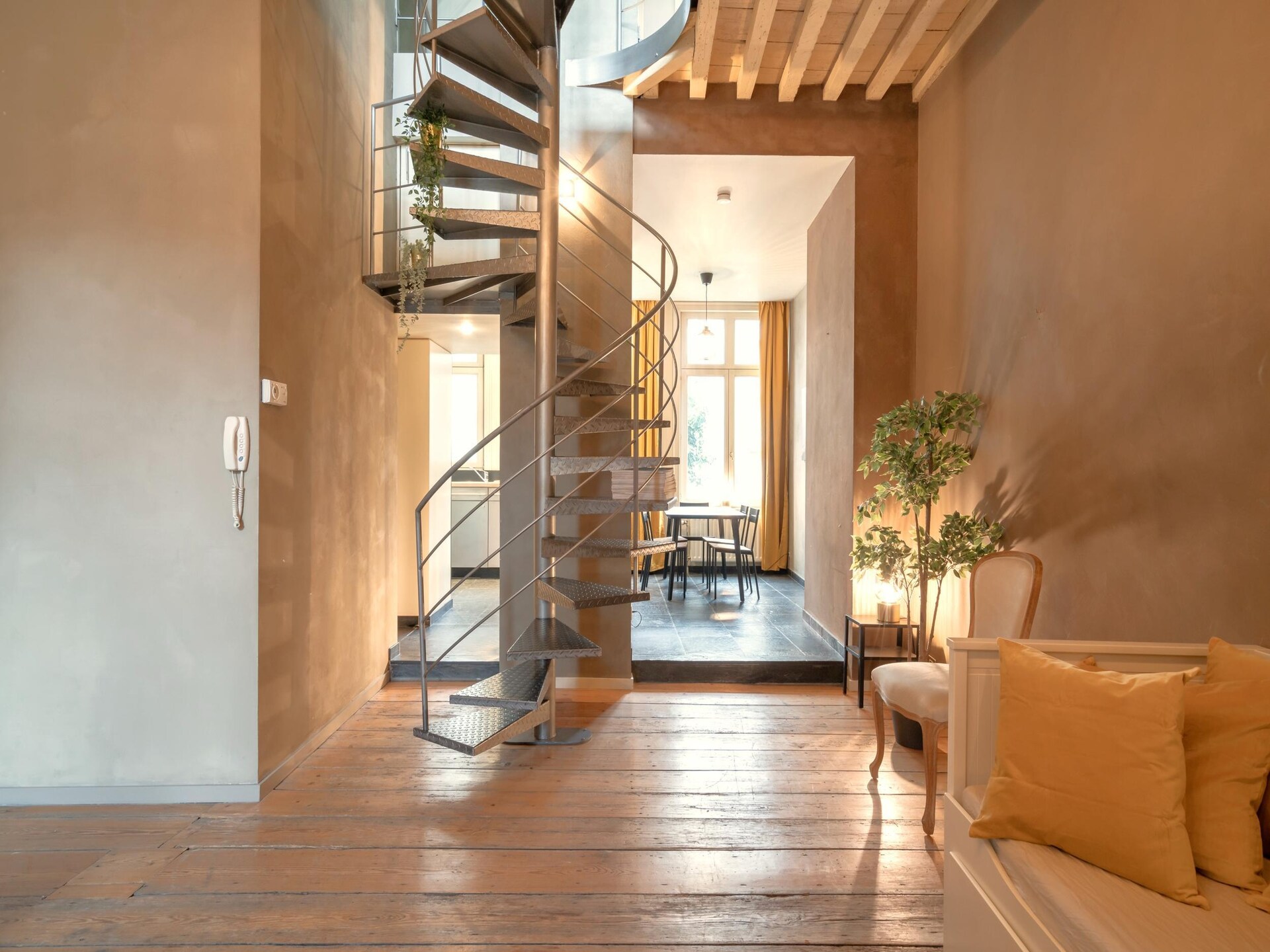 Ruim 4-persoons duplexappartement op levendig plein in Antwerpen - foto 3