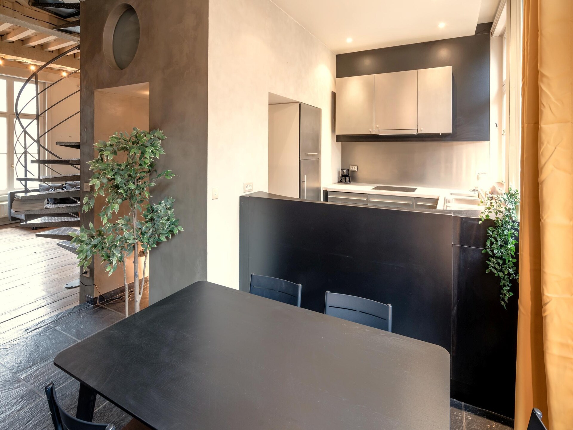 Ruim 4-persoons duplexappartement op levendig plein in Antwerpen - foto 8