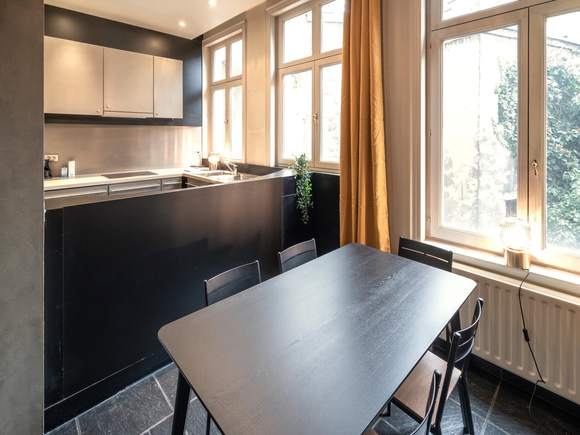 Ruim 4-persoons duplexappartement op levendig plein in Antwerpen - foto 6
