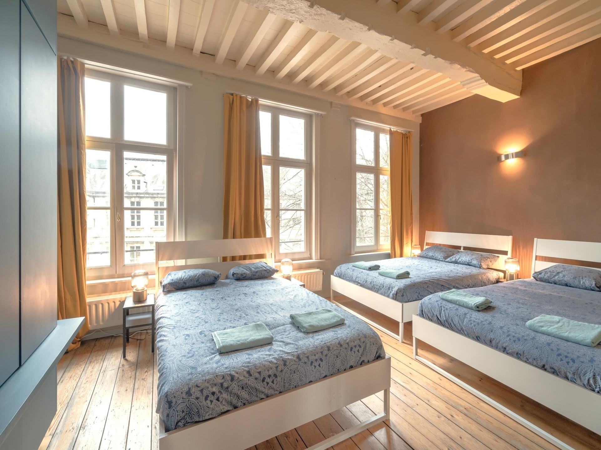 Ruim 4-persoons duplexappartement op levendig plein in Antwerpen - foto 15