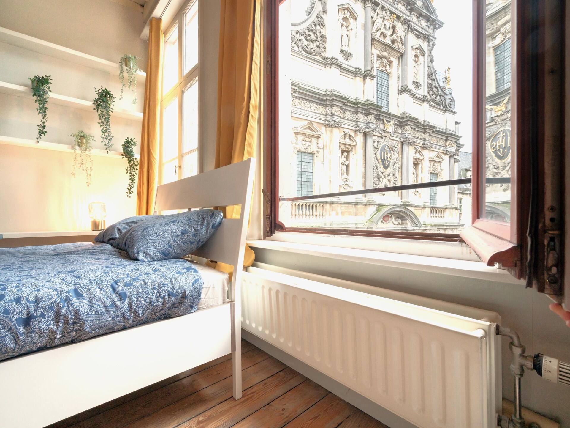 Ruim 4-persoons duplexappartement op levendig plein in Antwerpen - foto 10