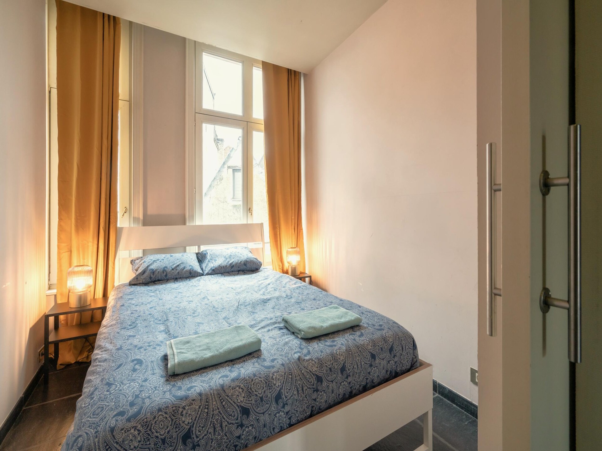 Ruim 4-persoons duplexappartement op levendig plein in Antwerpen - foto 12
