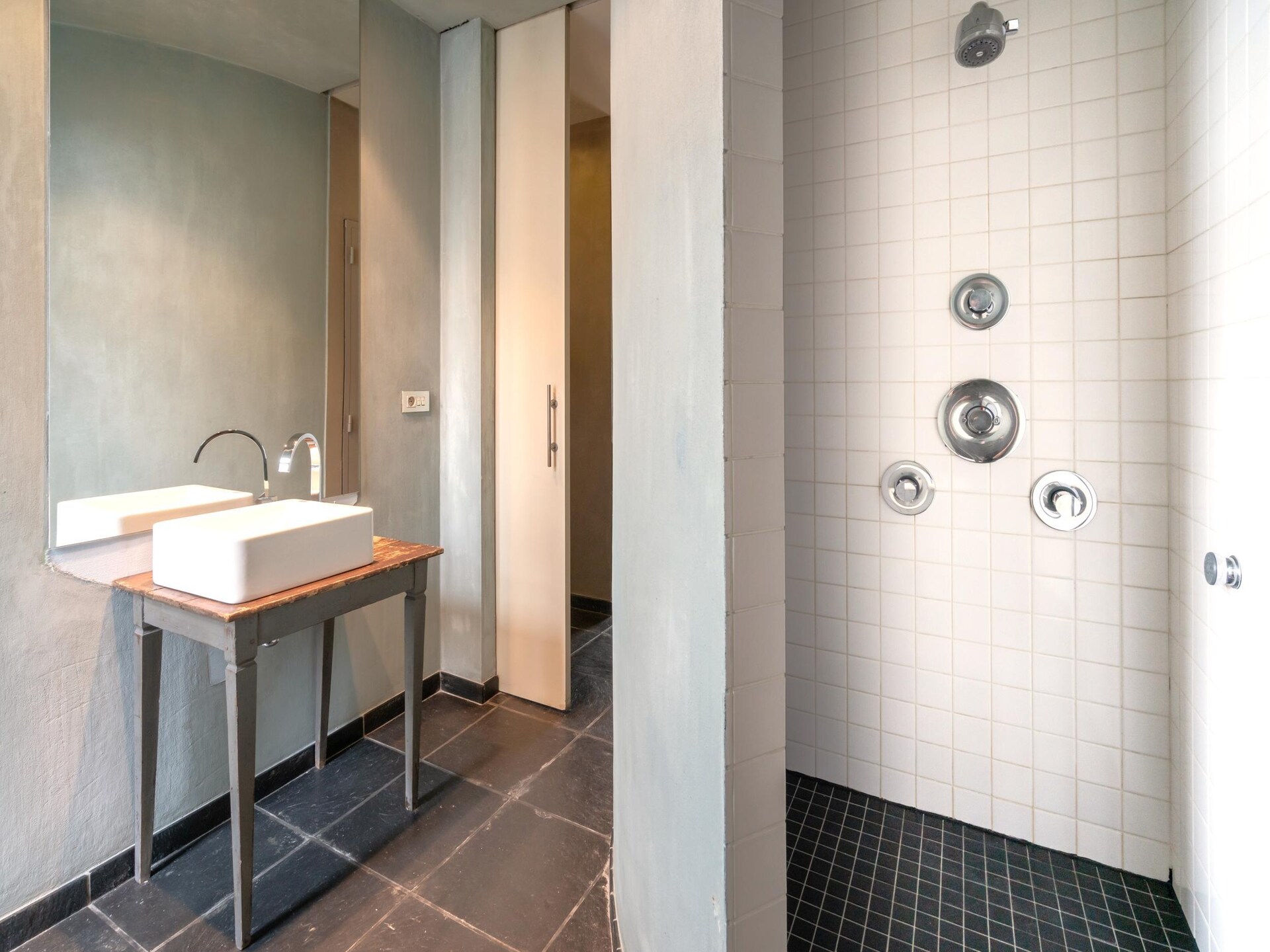 Ruim 4-persoons duplexappartement op levendig plein in Antwerpen - foto 17