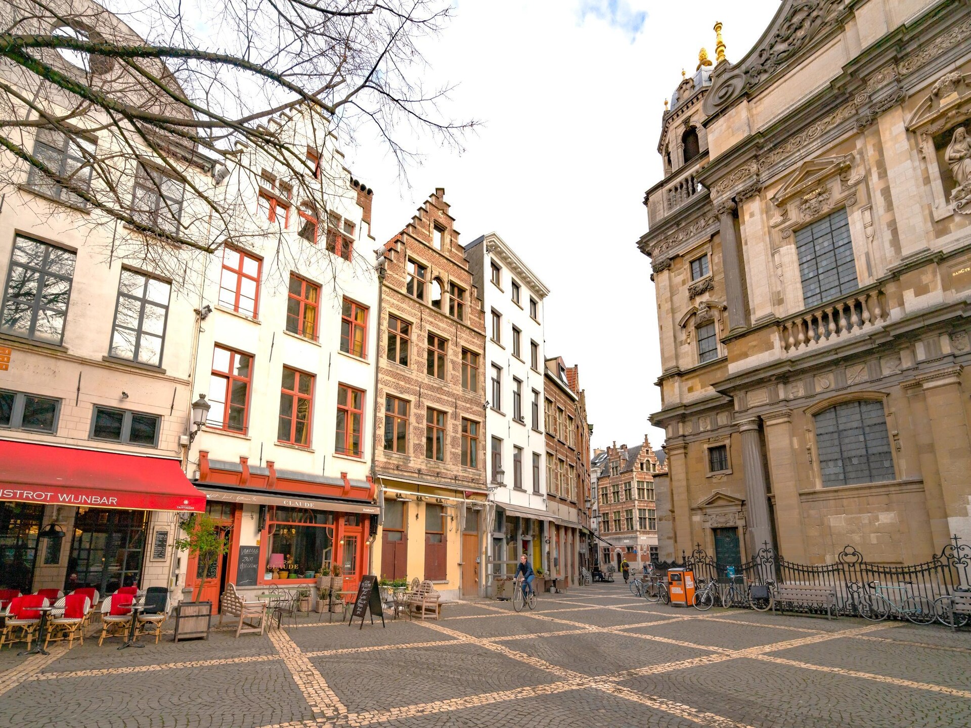 Ruim 4-persoons duplexappartement op levendig plein in Antwerpen - foto 20