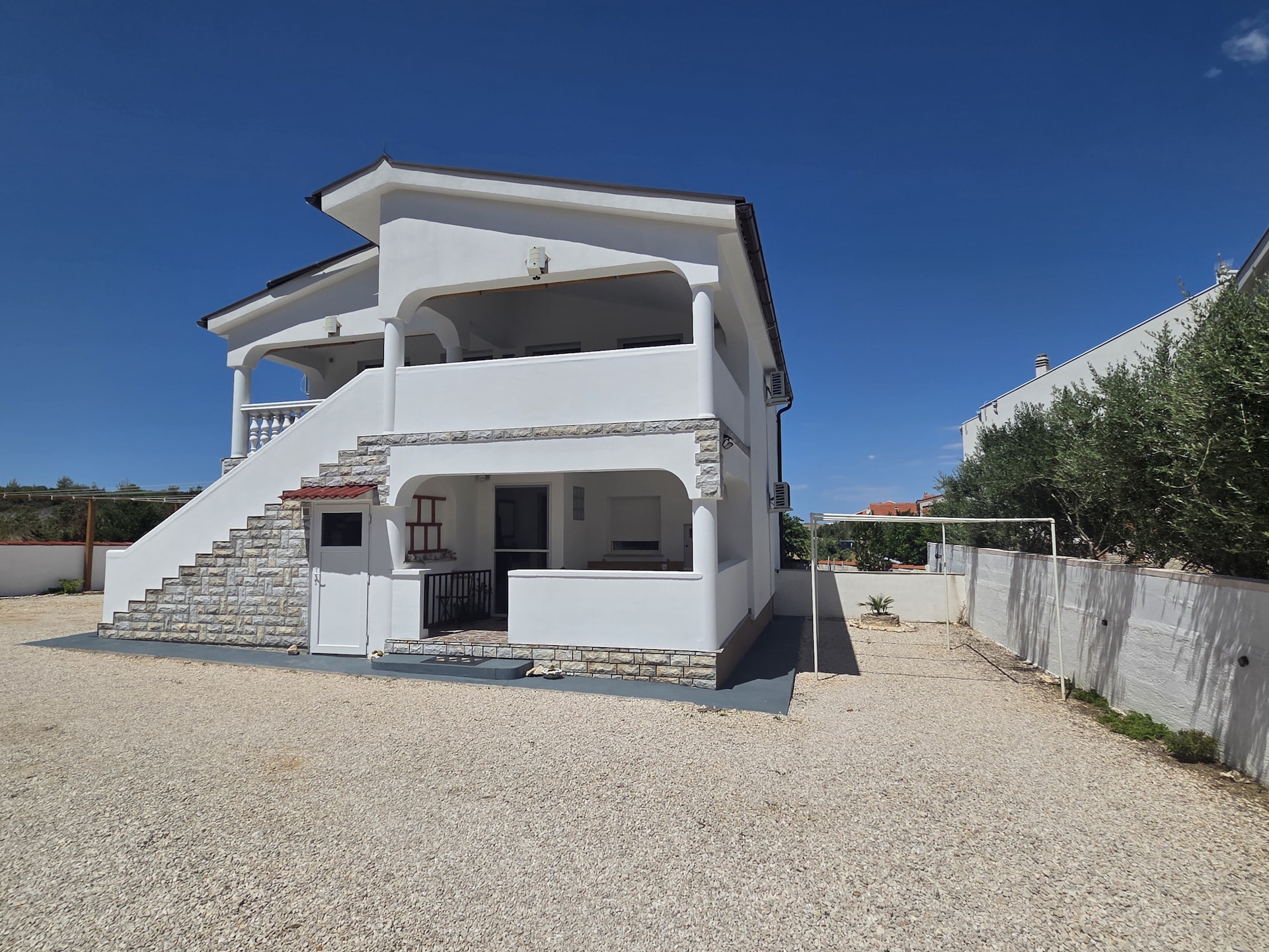 4-persoons appartement in Ražanac met jacuzzi en strand nabij - foto 1