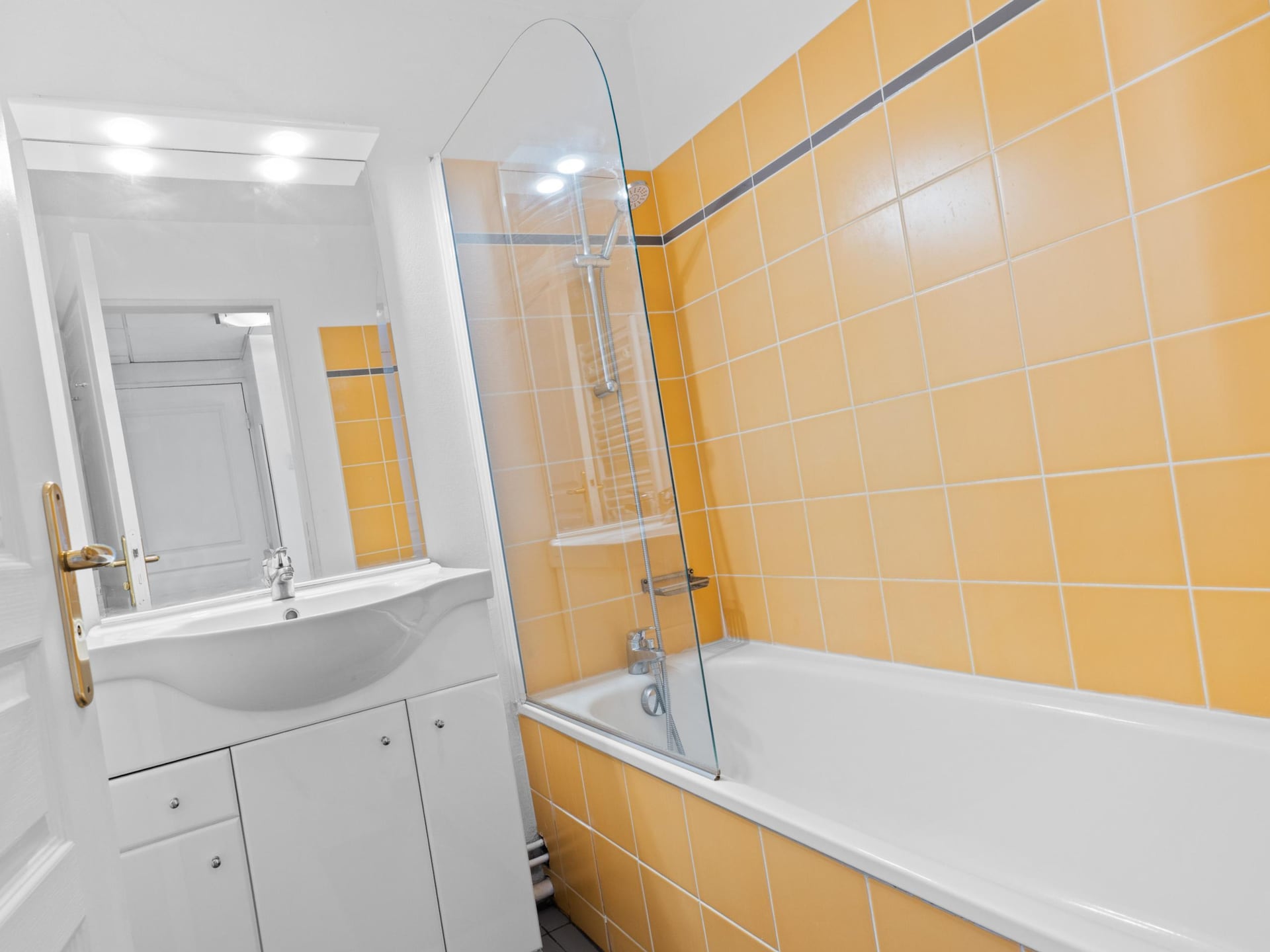 Licht appartement in Grasse met balkon en zwembad - foto 18