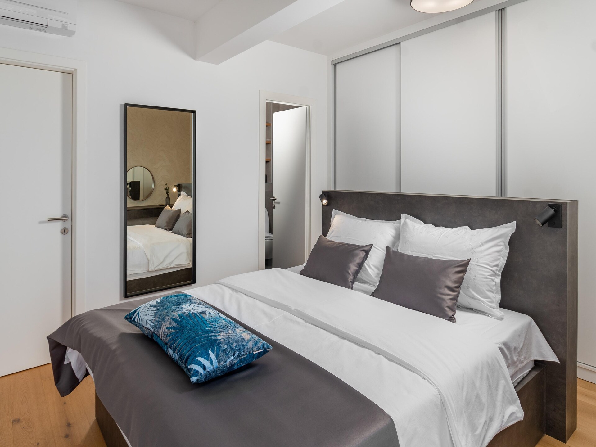 Ruime villa met privézwembad, sauna en zeezicht bij Split - foto 32