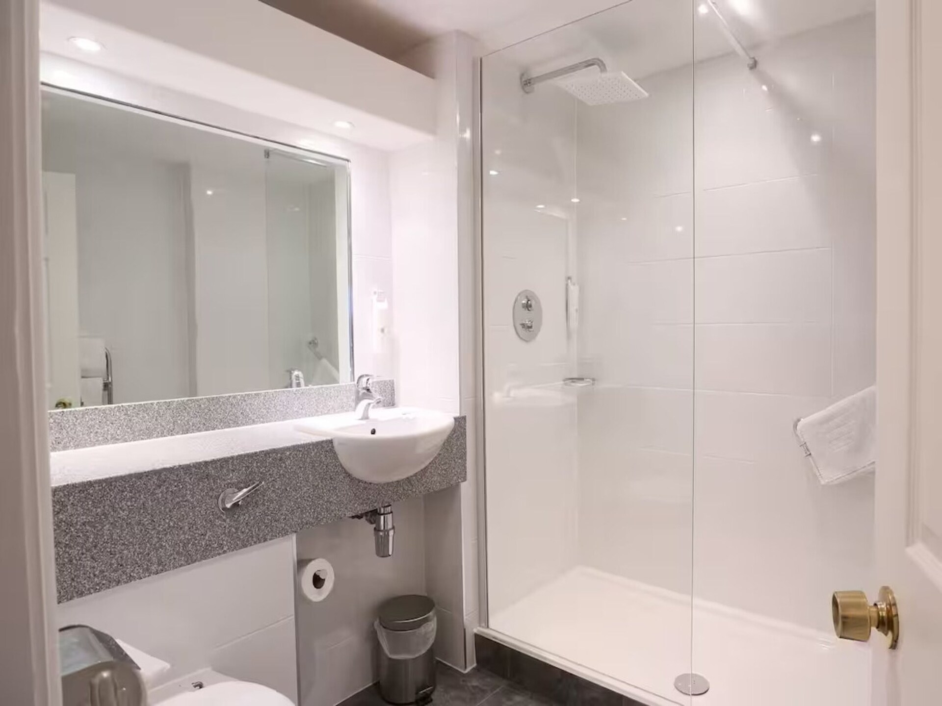Comfortabele tweepersoonskamer nabij Coventry – gratis WiFi & parkeren - foto 18