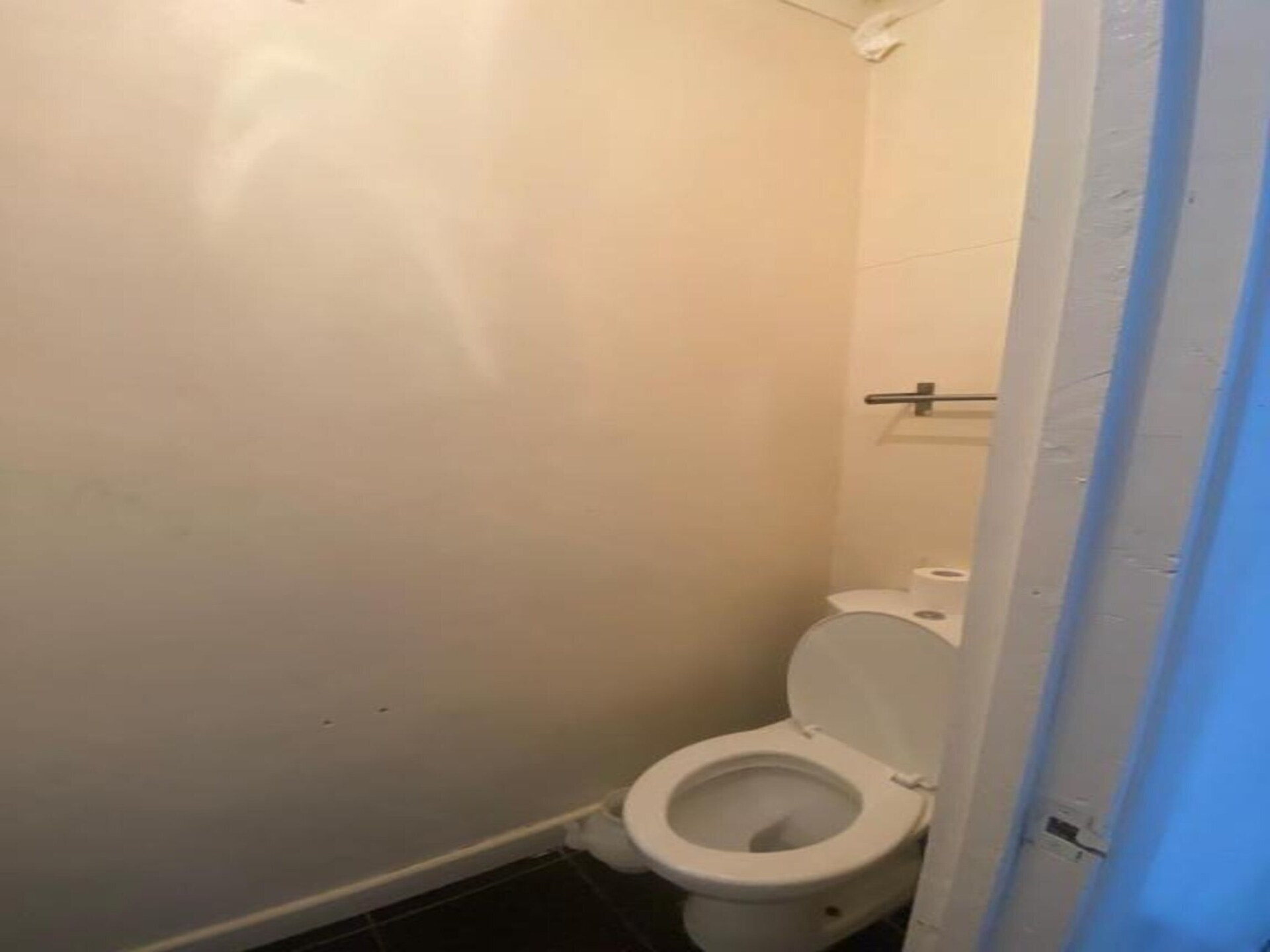 Compacte eenpersoonskamer met gedeelde badkamer in Ilford, vlakbij Londen - foto 16