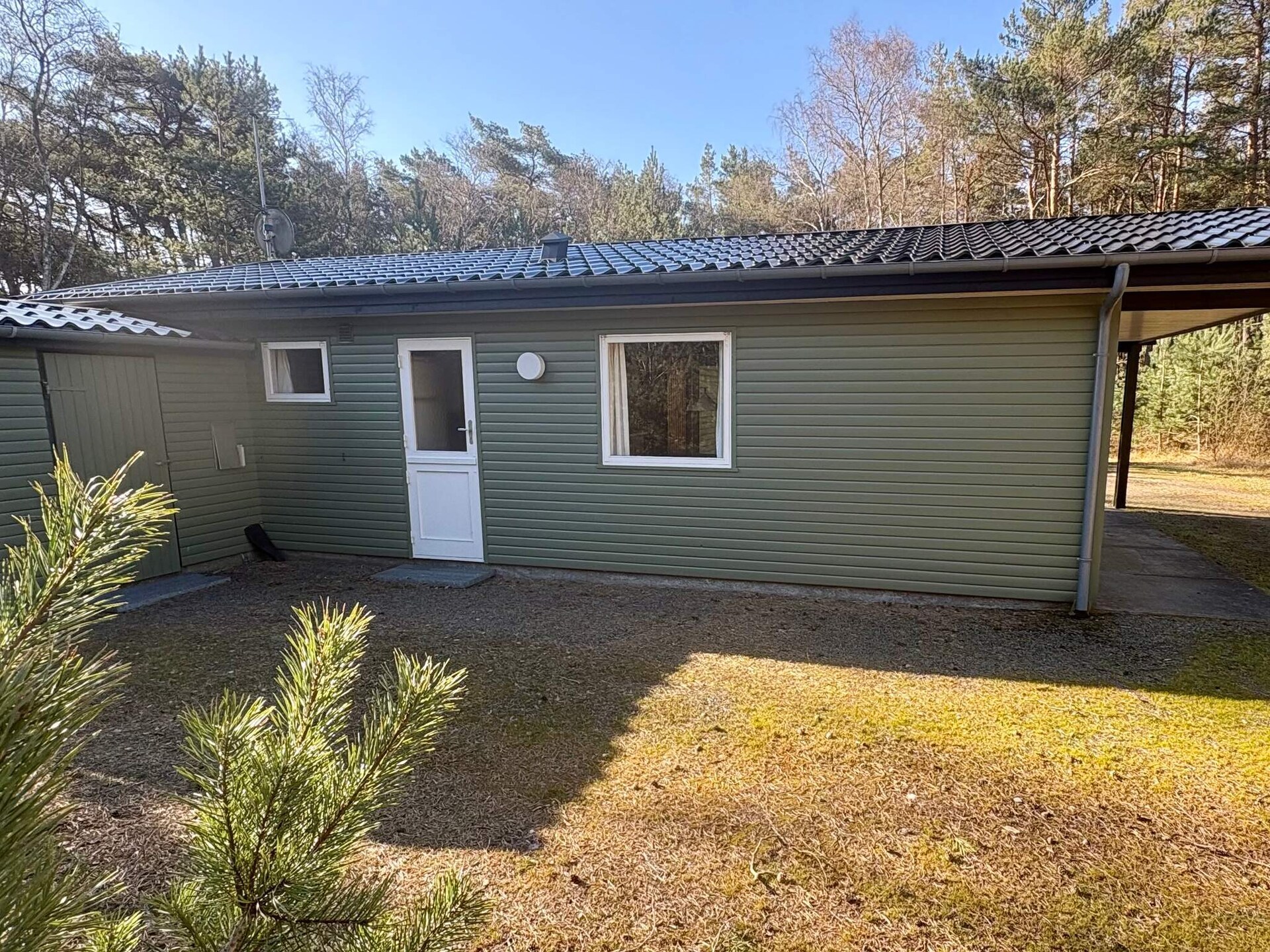 Vrijstaand vakantiehuis aan de golfbaan bij Aakirkeby, 250m van strand - foto 5