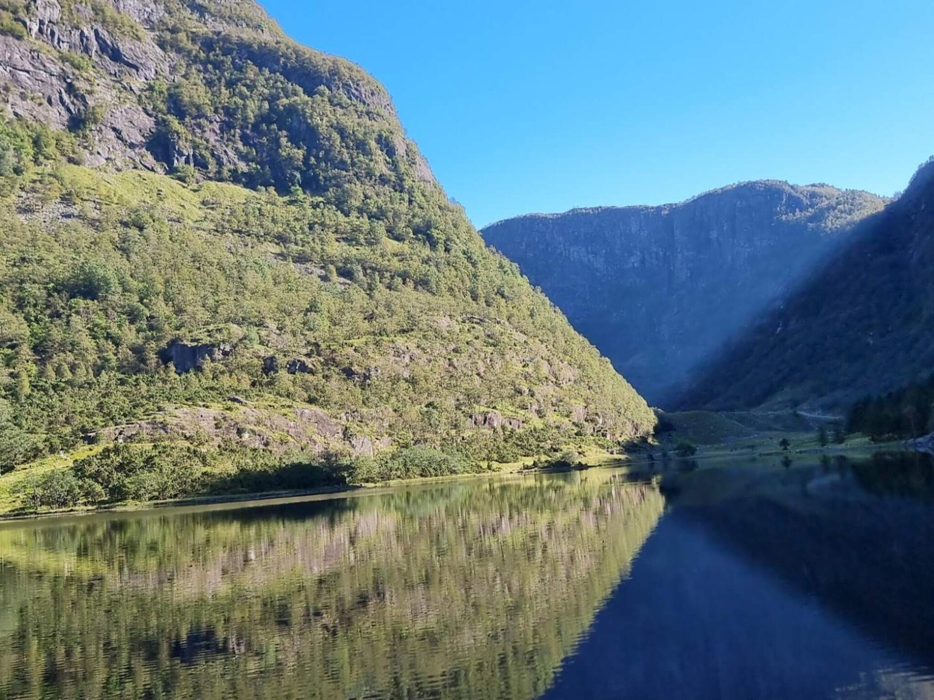 Ruim vakantiehuis voor 12 personen met fjordzicht, jacuzzi en skilift op 100m - foto 8