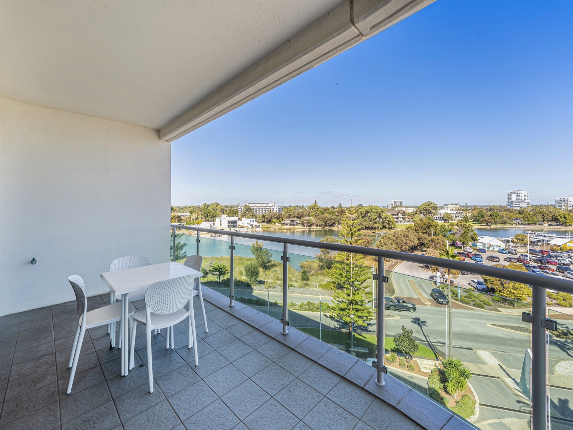 Modern appartement in Mandurah met uitzicht en bubbelbad - foto 2
