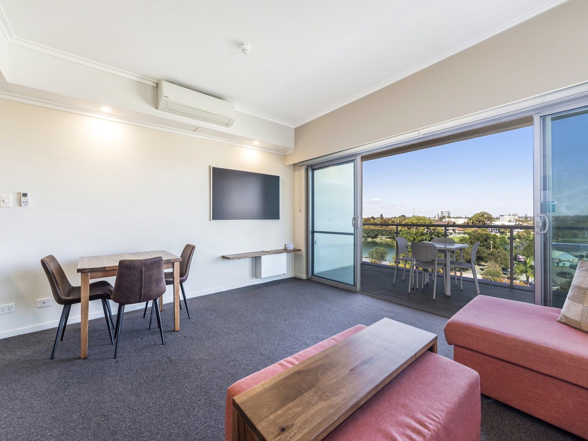 Modern appartement in Mandurah met uitzicht en bubbelbad - foto 4