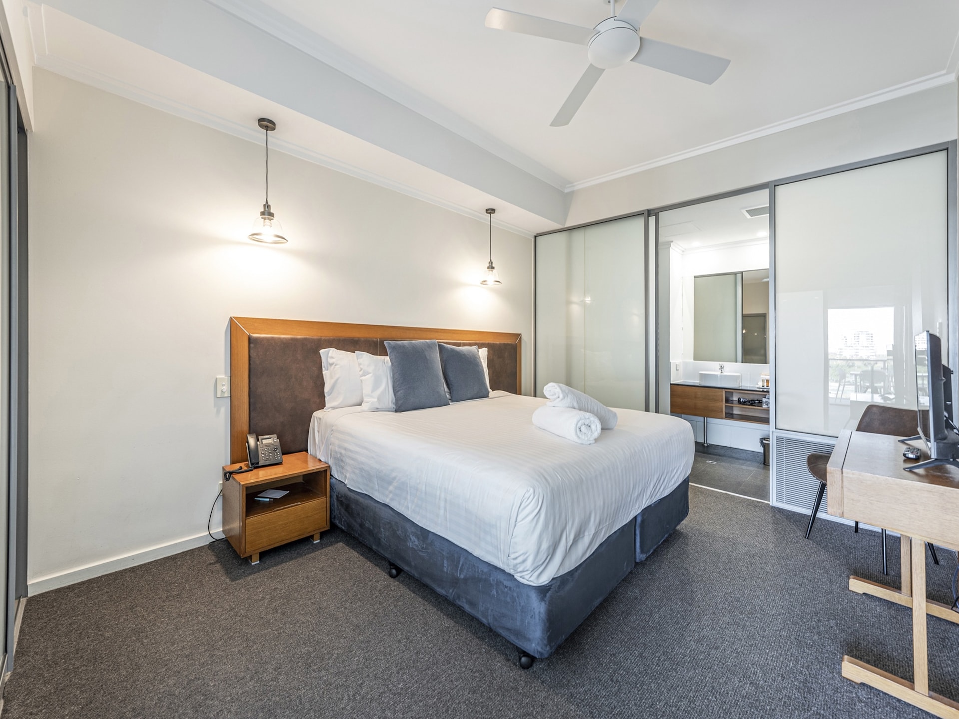 Modern appartement in Mandurah met uitzicht en bubbelbad - foto 11