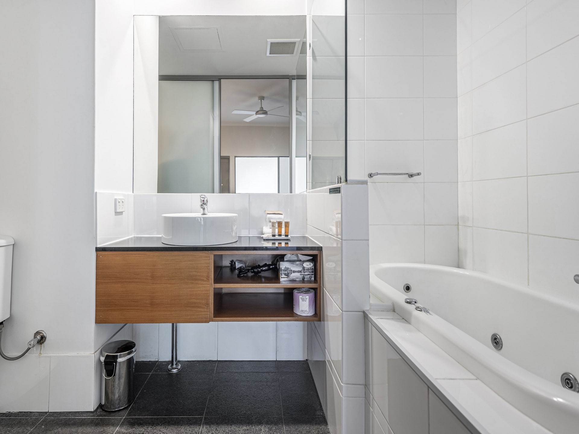 Modern appartement in Mandurah met uitzicht en bubbelbad - foto 12