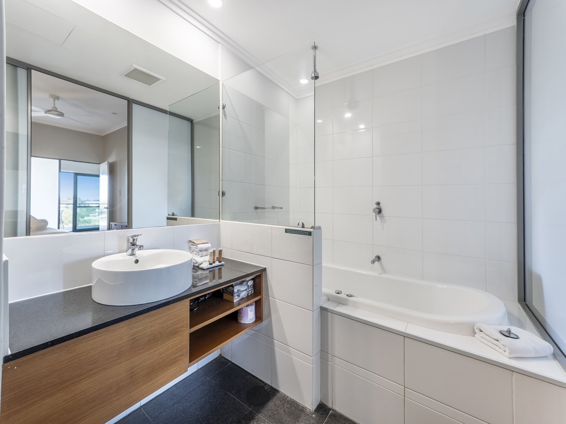 Modern appartement in Mandurah met uitzicht en bubbelbad - foto 13