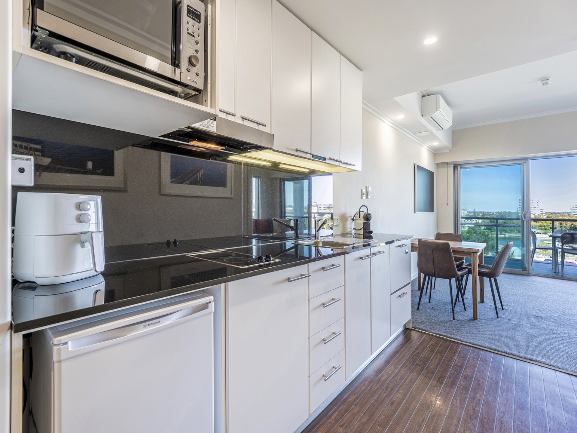 Modern appartement in Mandurah met uitzicht en bubbelbad - foto 15