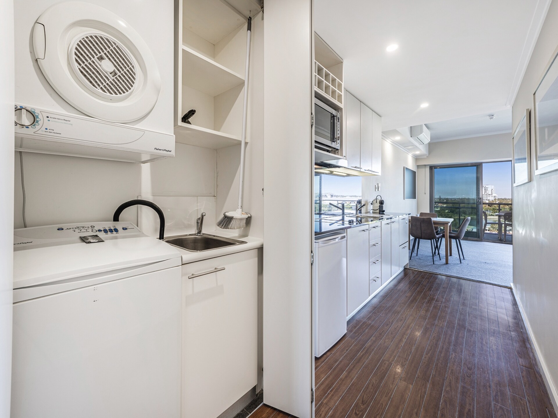 Modern appartement in Mandurah met uitzicht en bubbelbad - foto 16