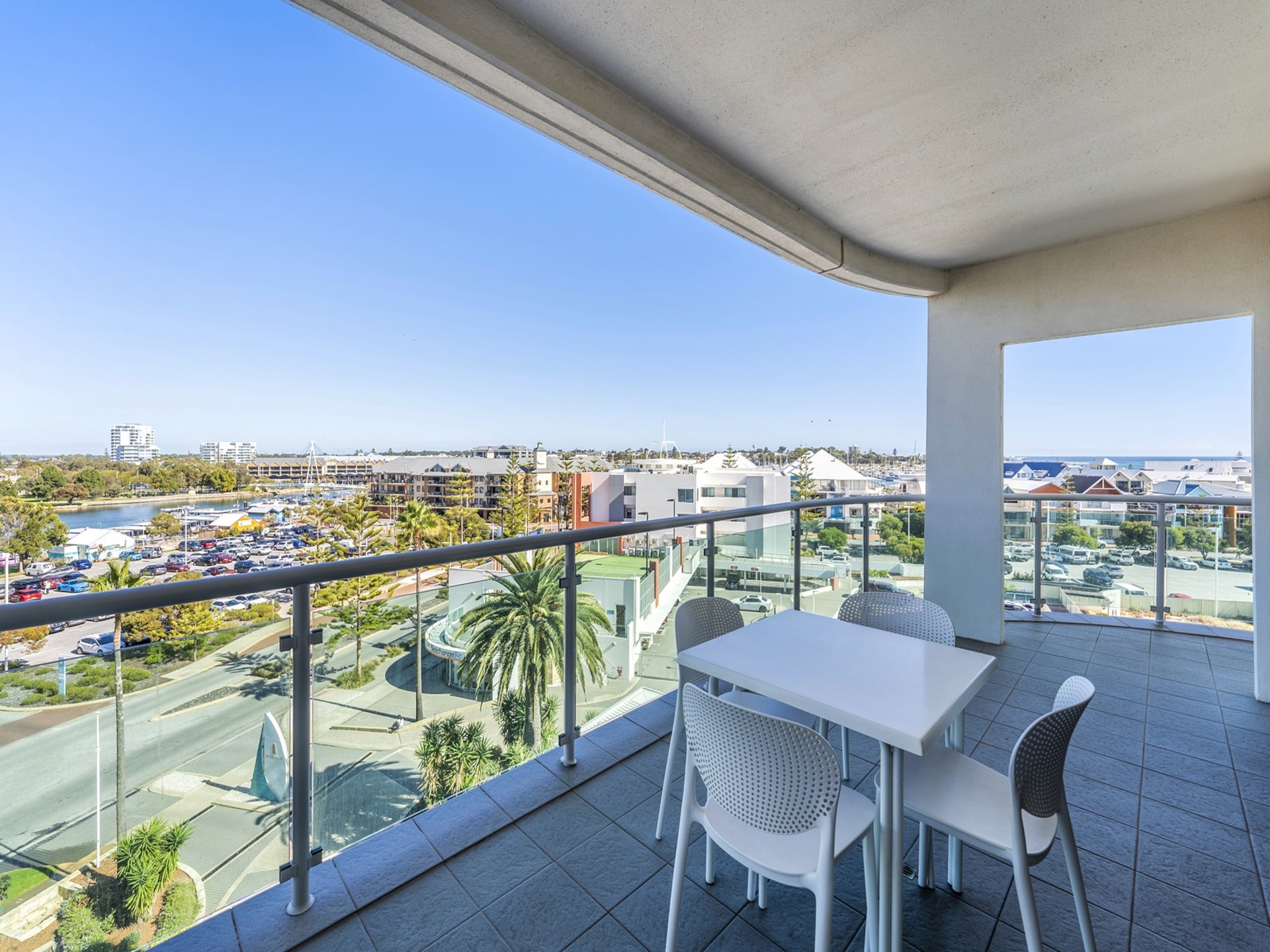 Modern appartement in Mandurah met uitzicht en bubbelbad - foto 17