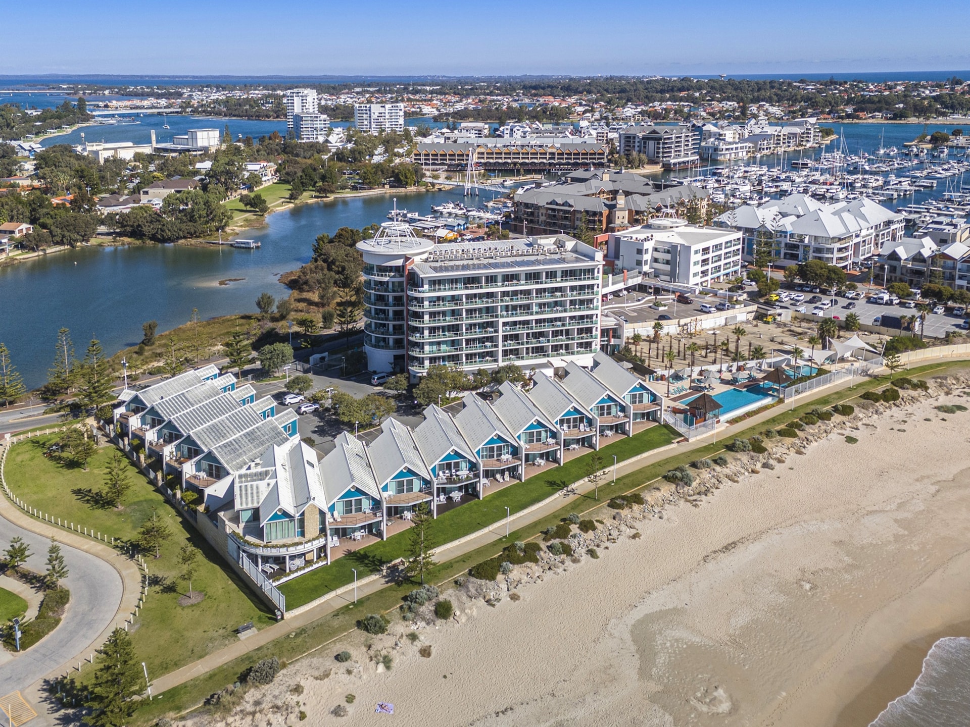 Modern appartement in Mandurah met uitzicht en bubbelbad - foto 25
