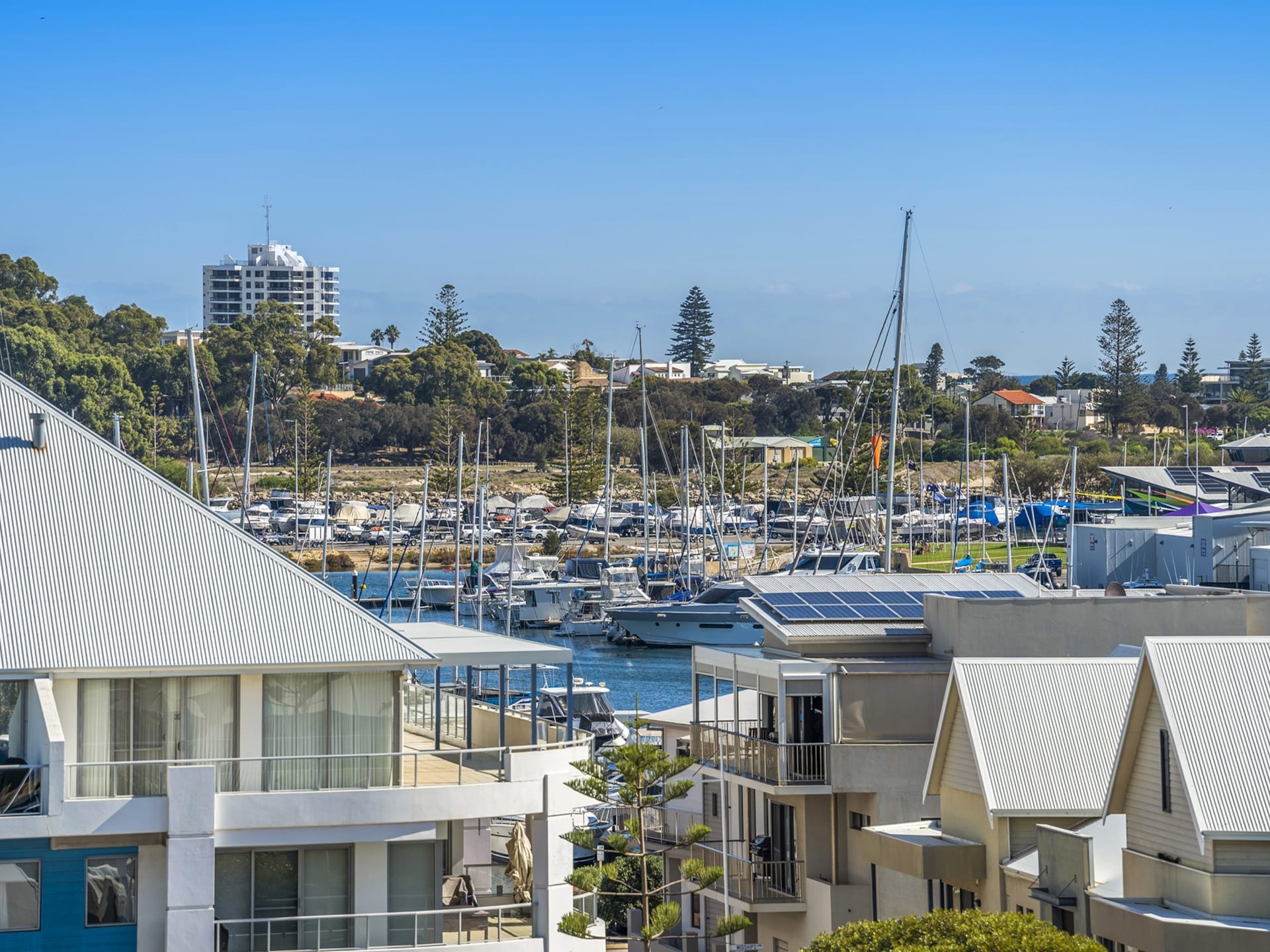 Modern appartement in Mandurah met uitzicht en bubbelbad - foto 27