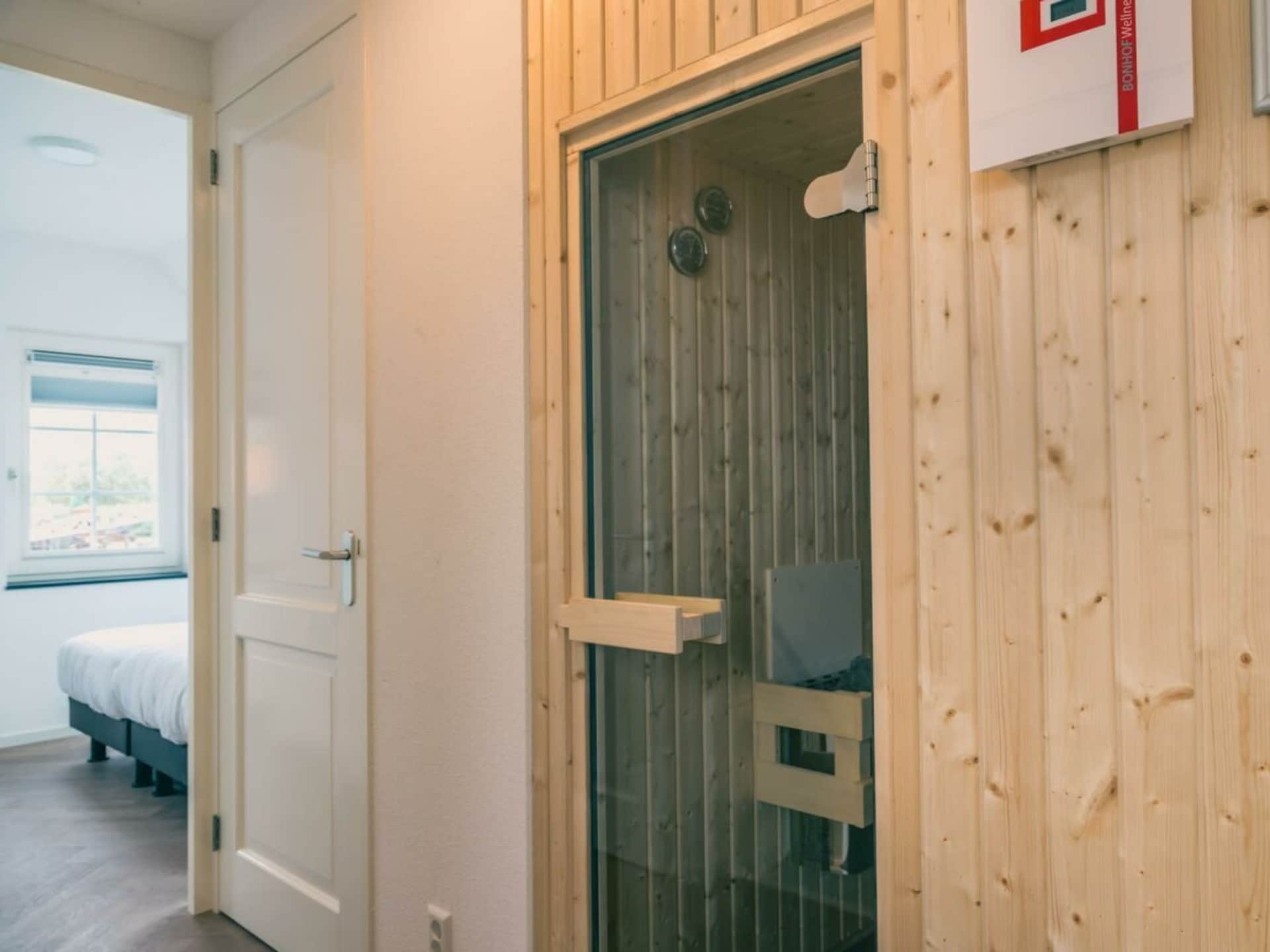 Duurzame waterwoning met jacuzzi en sauna in Medemblik voor 8 personen - foto 9