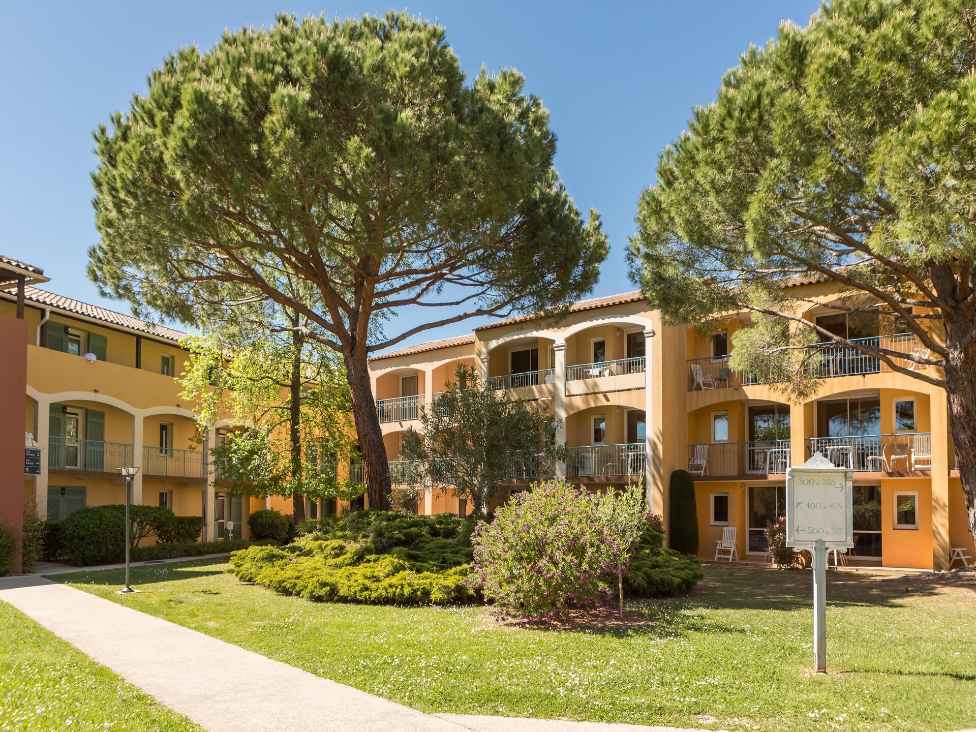Gerenoveerd appartement met rivierzicht in Mandelieu - foto 32