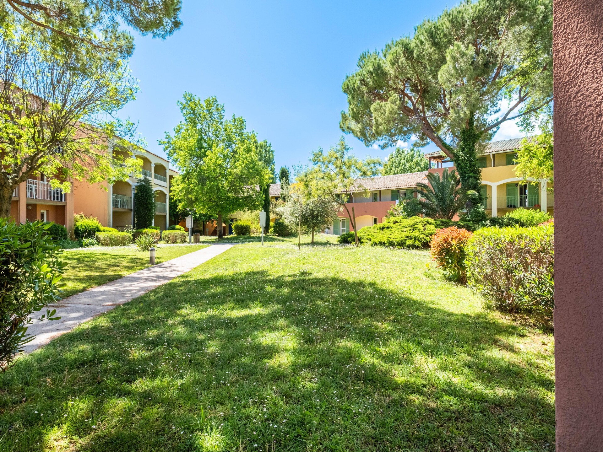 Gerenoveerd appartement met rivierzicht in Mandelieu - foto 37