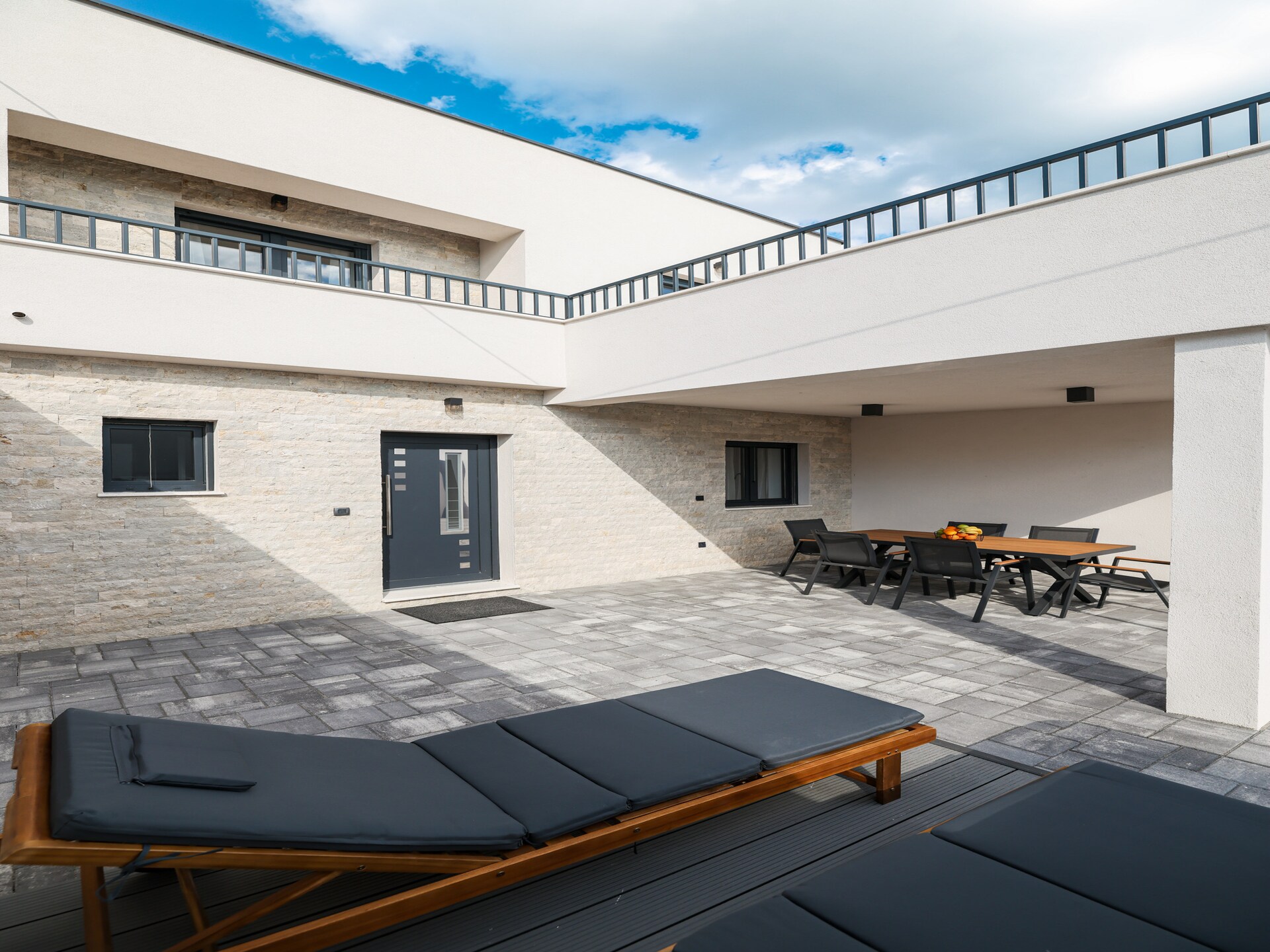 Stijlvolle villa met jacuzzi op 1 km van het strand in Sukošan - foto 36