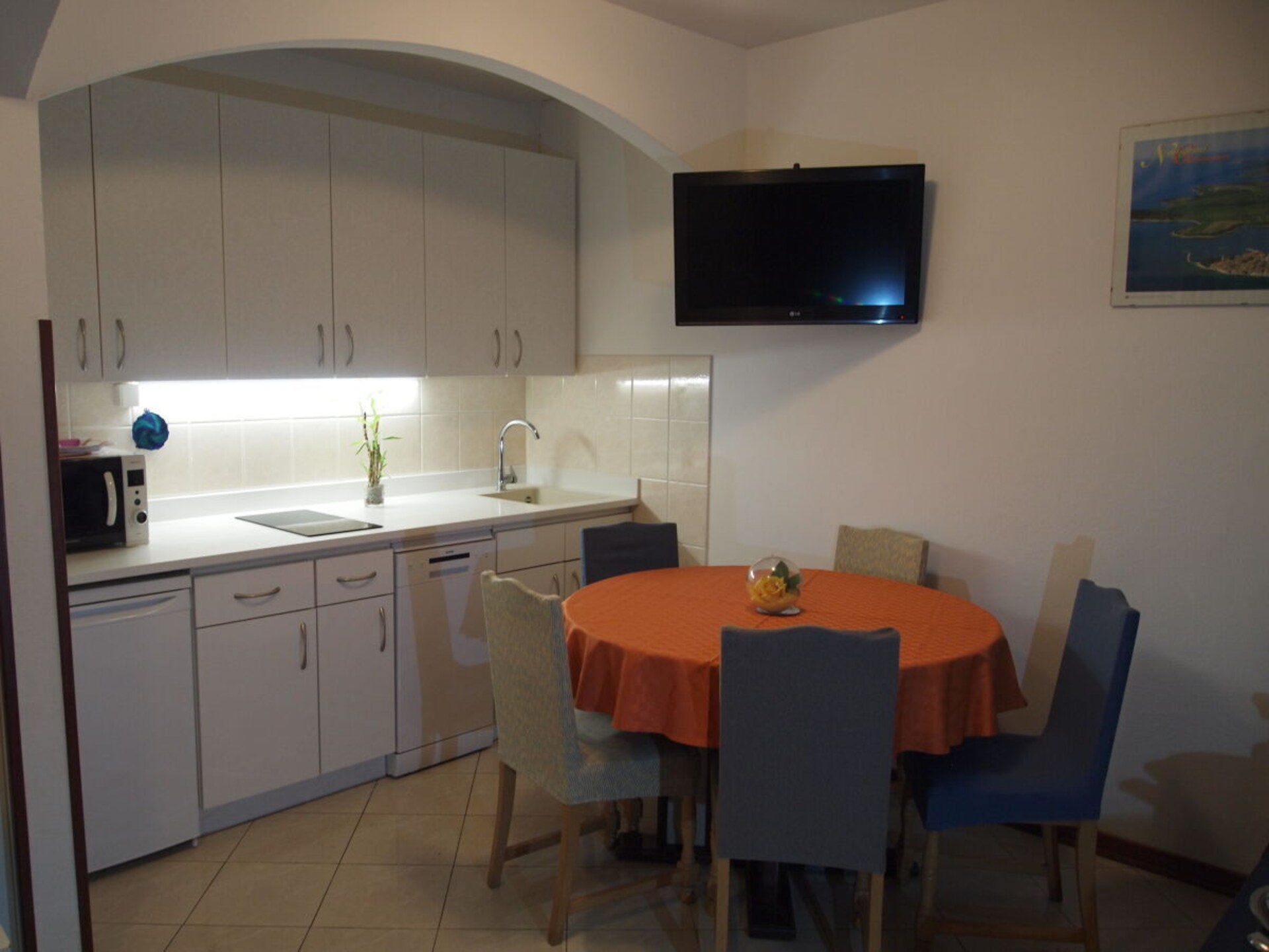 4-persoons vakantiehuis in Novigrad met terras onder kiwiboom - foto 9