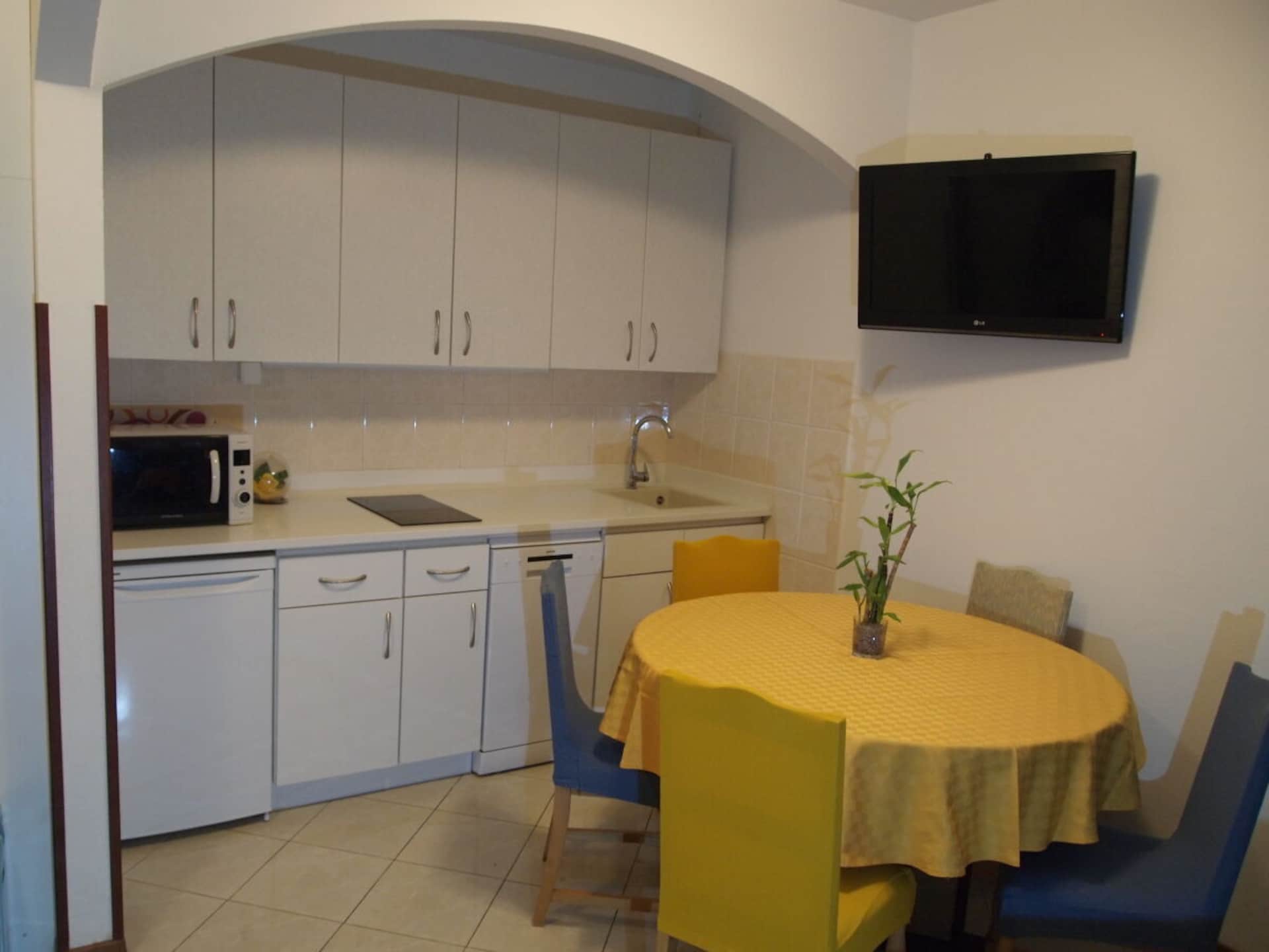 4-persoons vakantiehuis in Novigrad met terras onder kiwiboom - foto 12