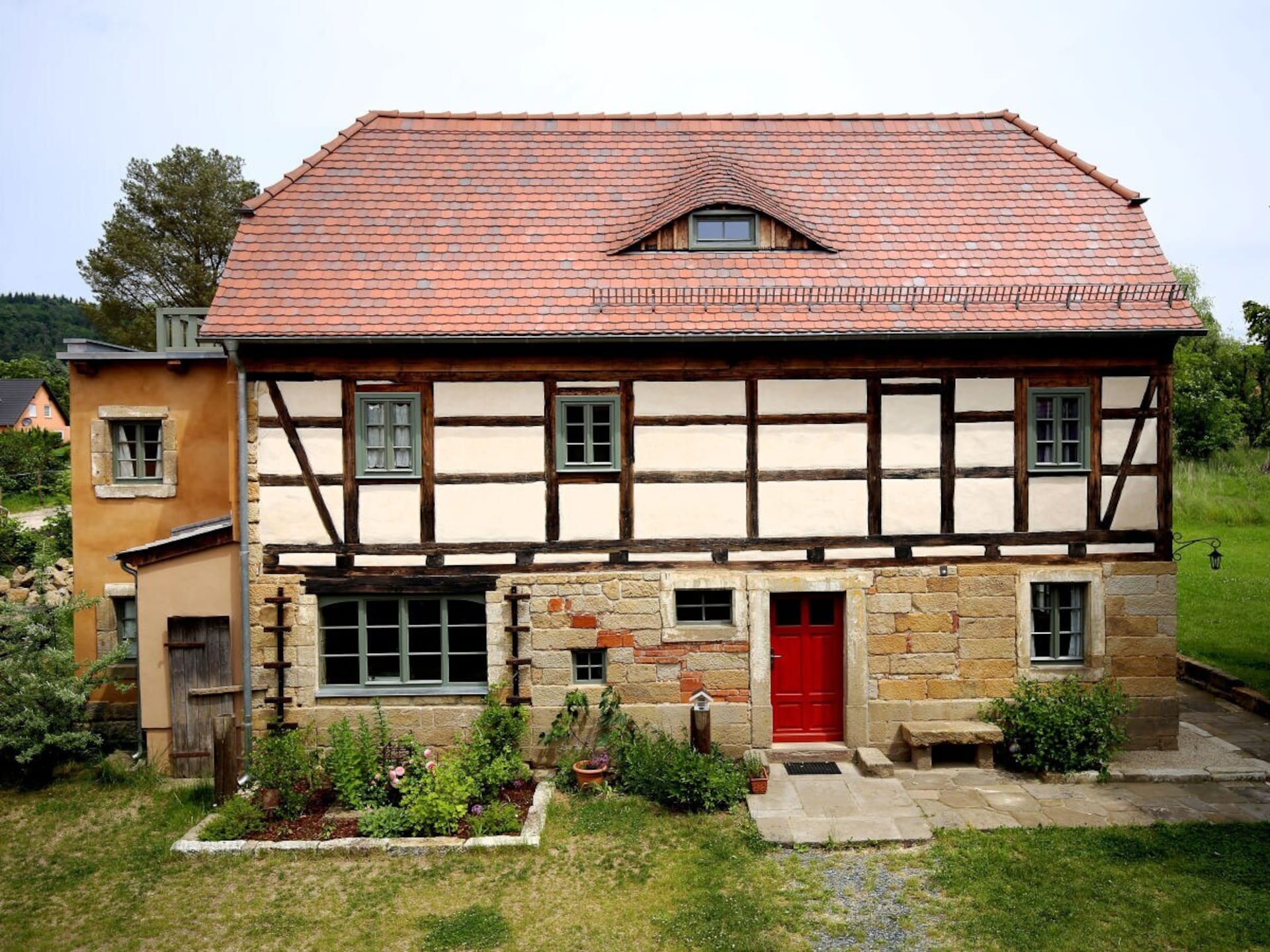 Monumentaal landhuis Lindenhof Graupa bij Pirna met paardenstallen - foto 2