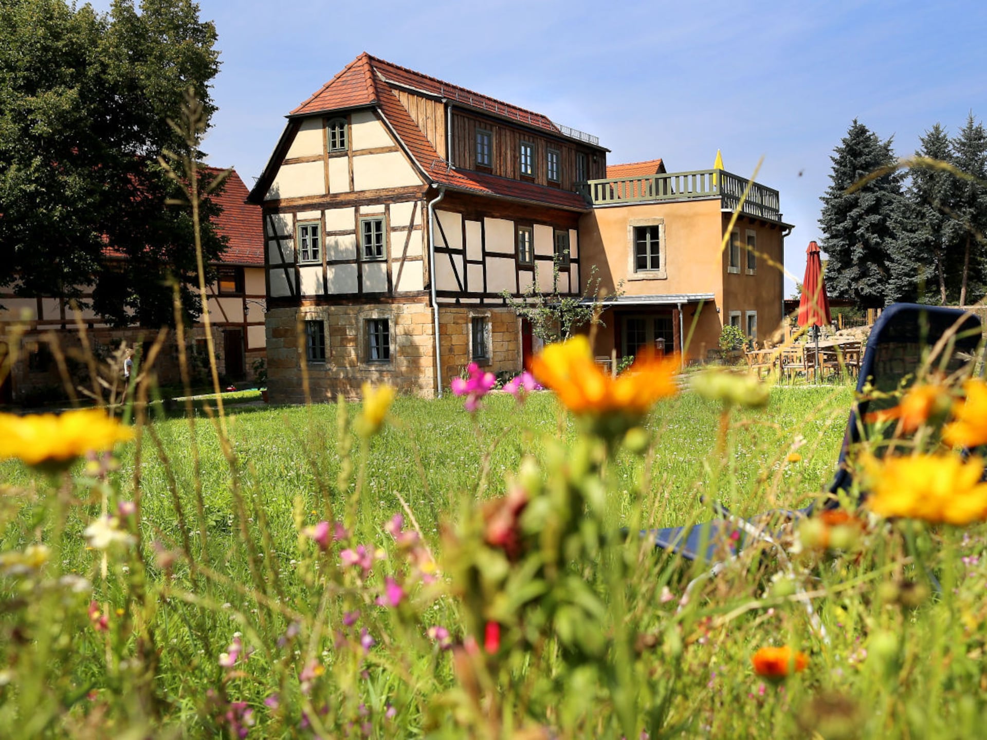 Monumentaal landhuis Lindenhof Graupa bij Pirna met paardenstallen - foto 3