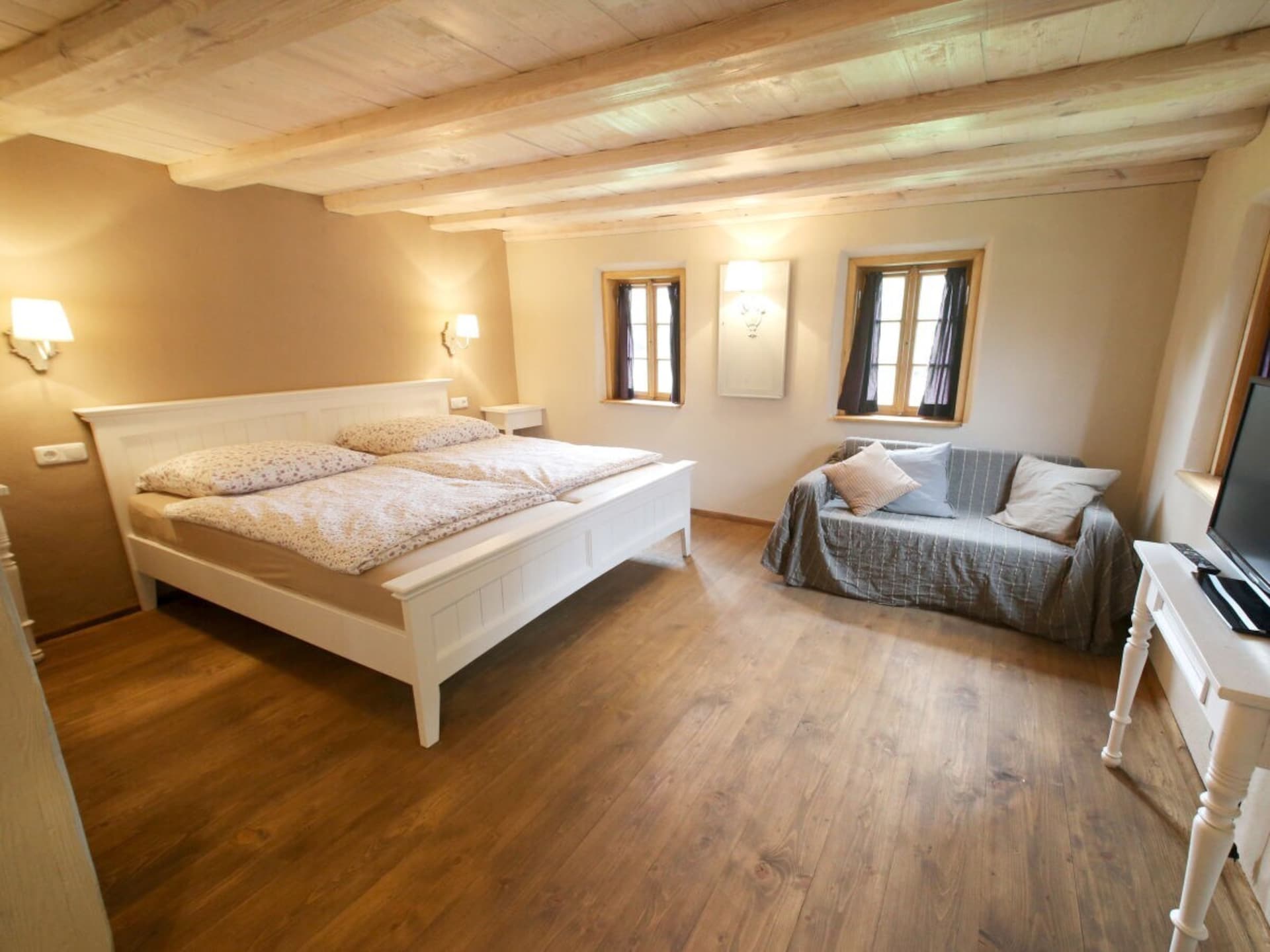 Monumentaal landhuis Lindenhof Graupa bij Pirna met paardenstallen - foto 14